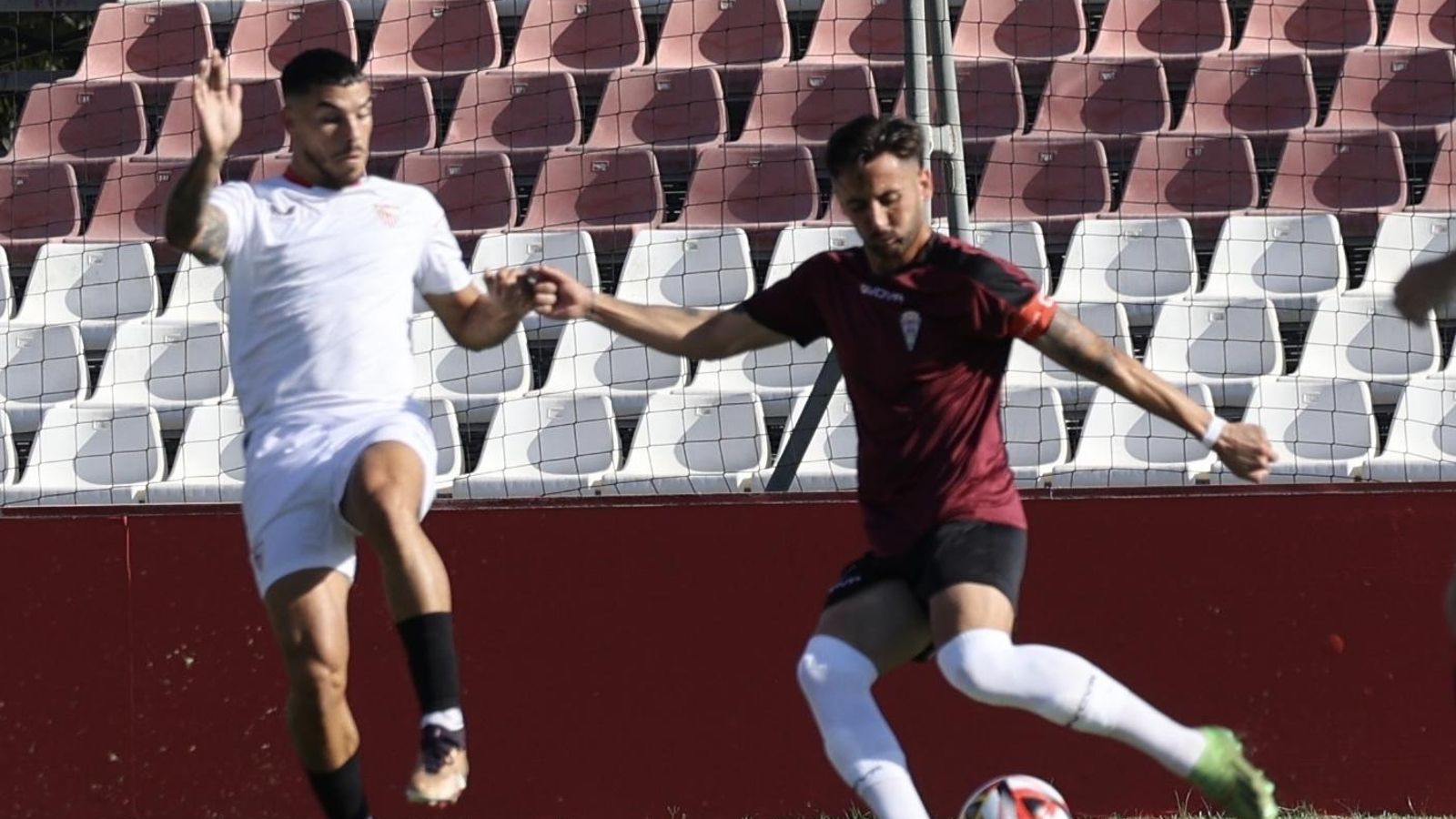 Adri Castellano golpea el balón ante Isaac.