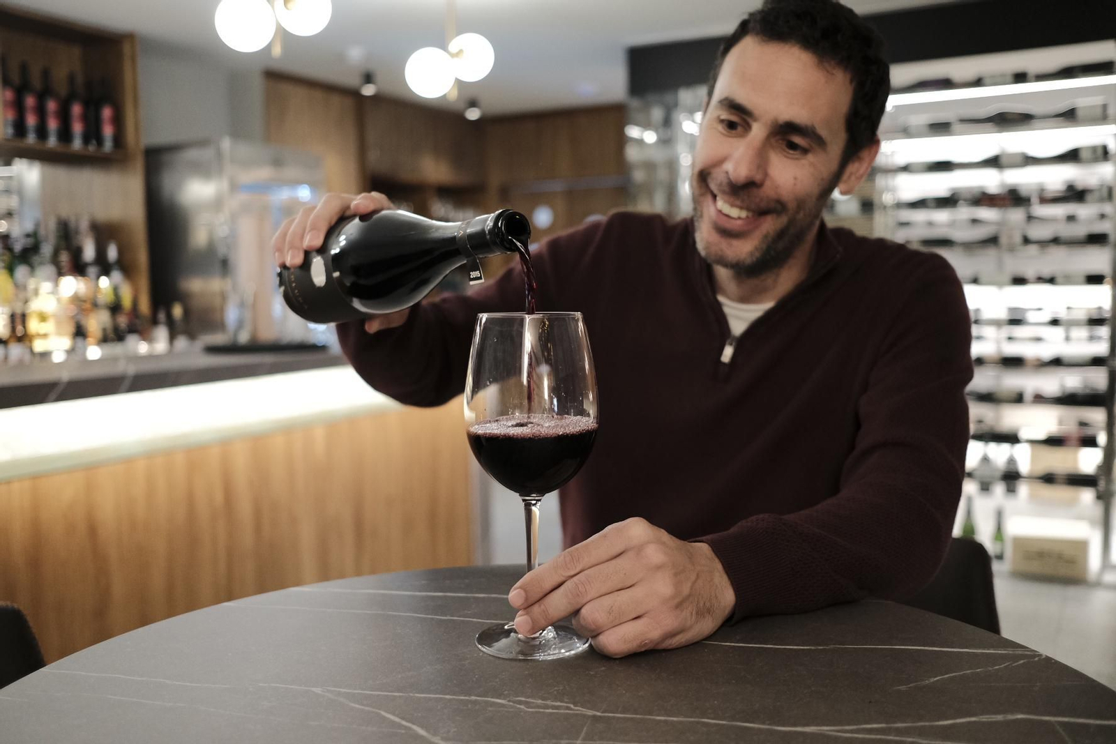 Pedro Morales descorcha una de las botellas que ofrece el gastrobar Sensur