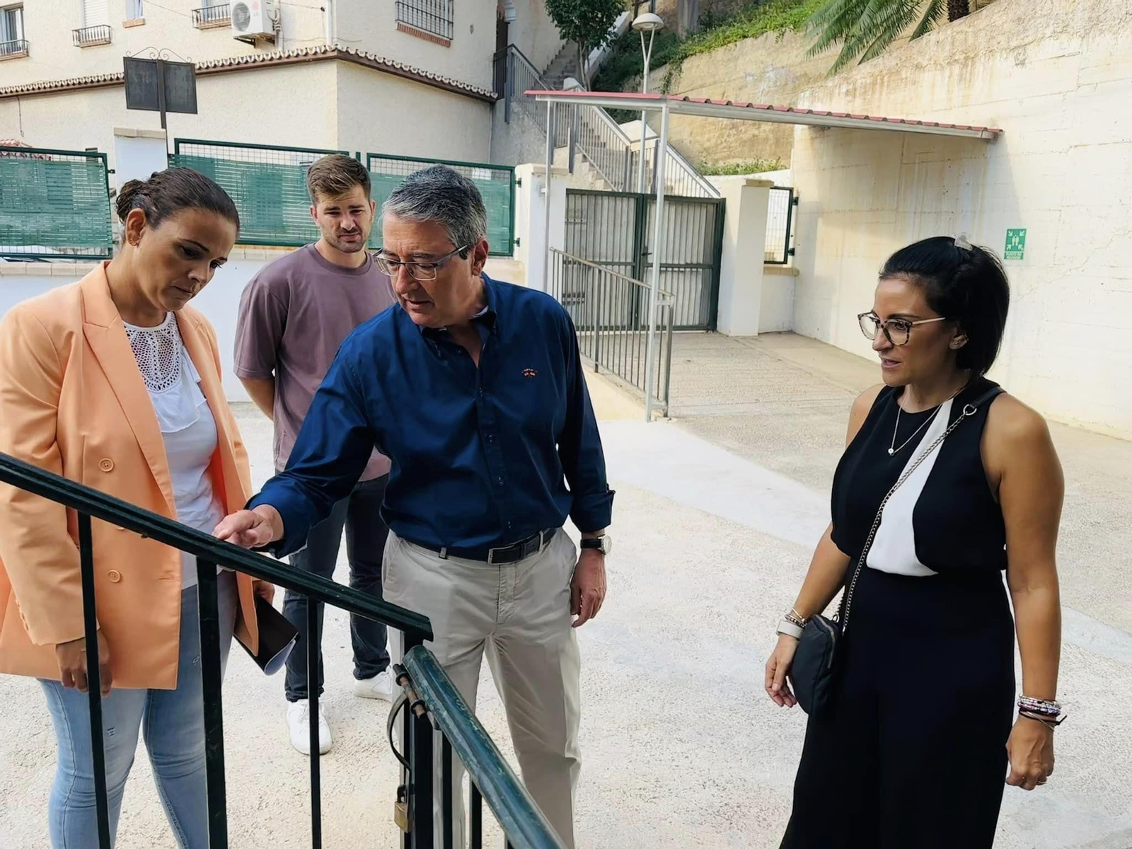Francisco Salado, alcalde de Rincón y Belén Gutiérrez, concejala de Educación, en una de las visitas a los colegios del municipio Francisco Salado, alcalde de Rincón y Belén Gutiérrez, concejala de Educación, en una de las visitas a los colegios del municipio