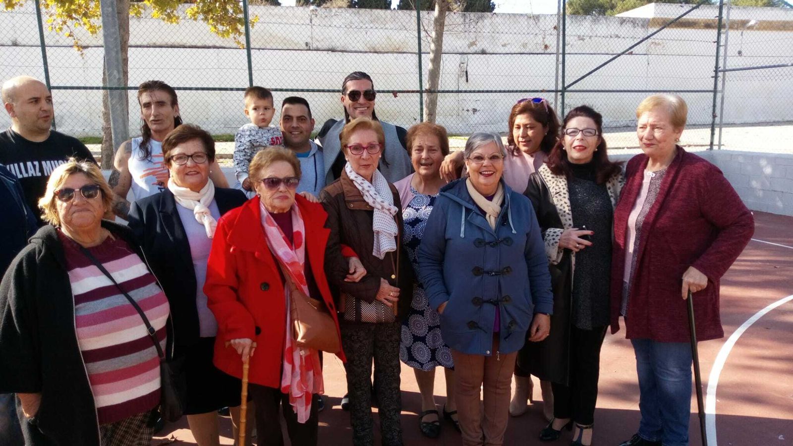 También los más mayores se han acercado para conocerlo.