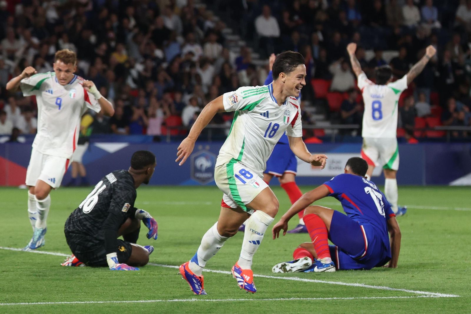 Italia celebra un gol ante Francia.