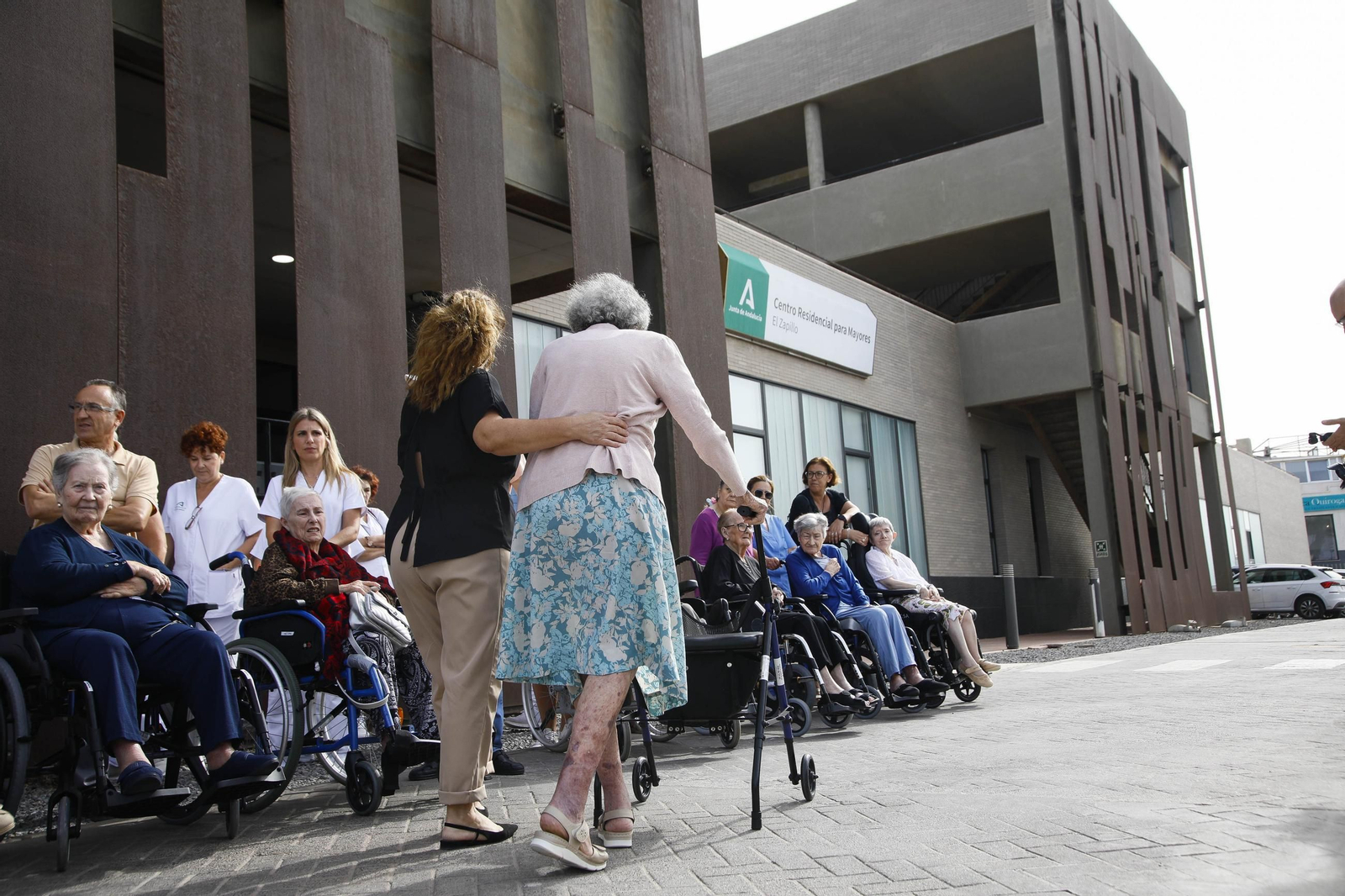 Las imágenes de la concentracion por el asesinato de Maria Nieves GP en la residencia del Zapillo en Almería