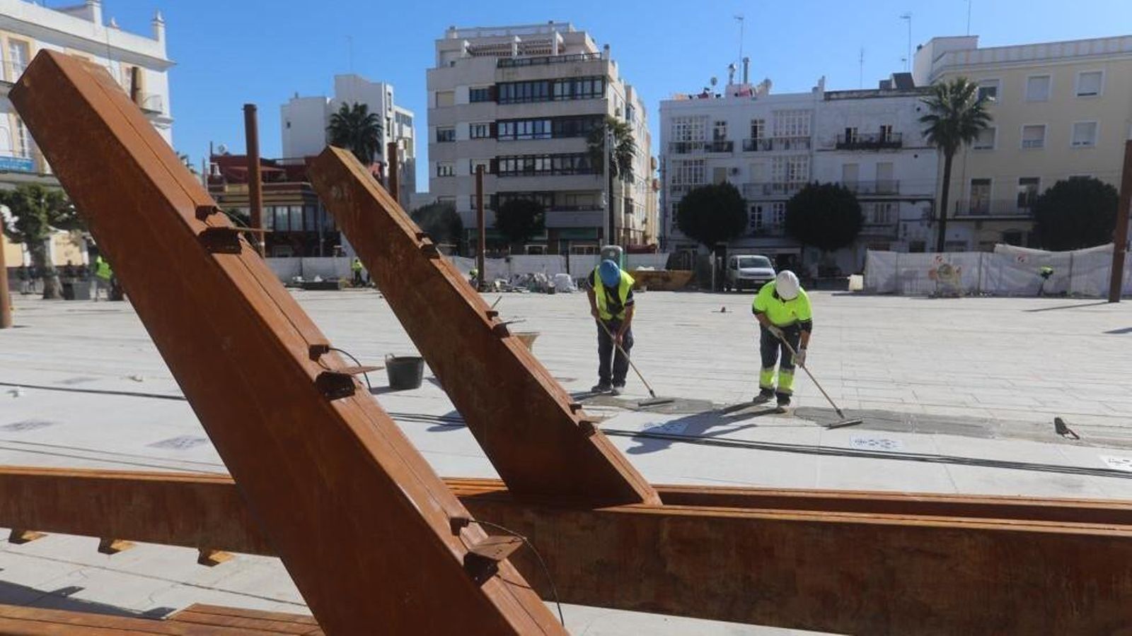 Instalación de las nuevas farolas de la plaza del Rey.
