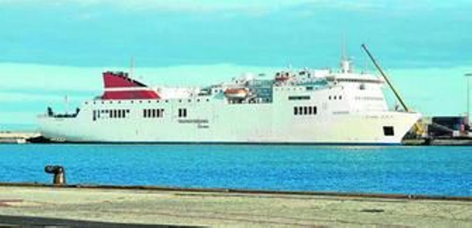 El buque 'Albayzín', atracado en el muelle de Cádiz, conecta varias veces en semana la península con las Islas Canarias.