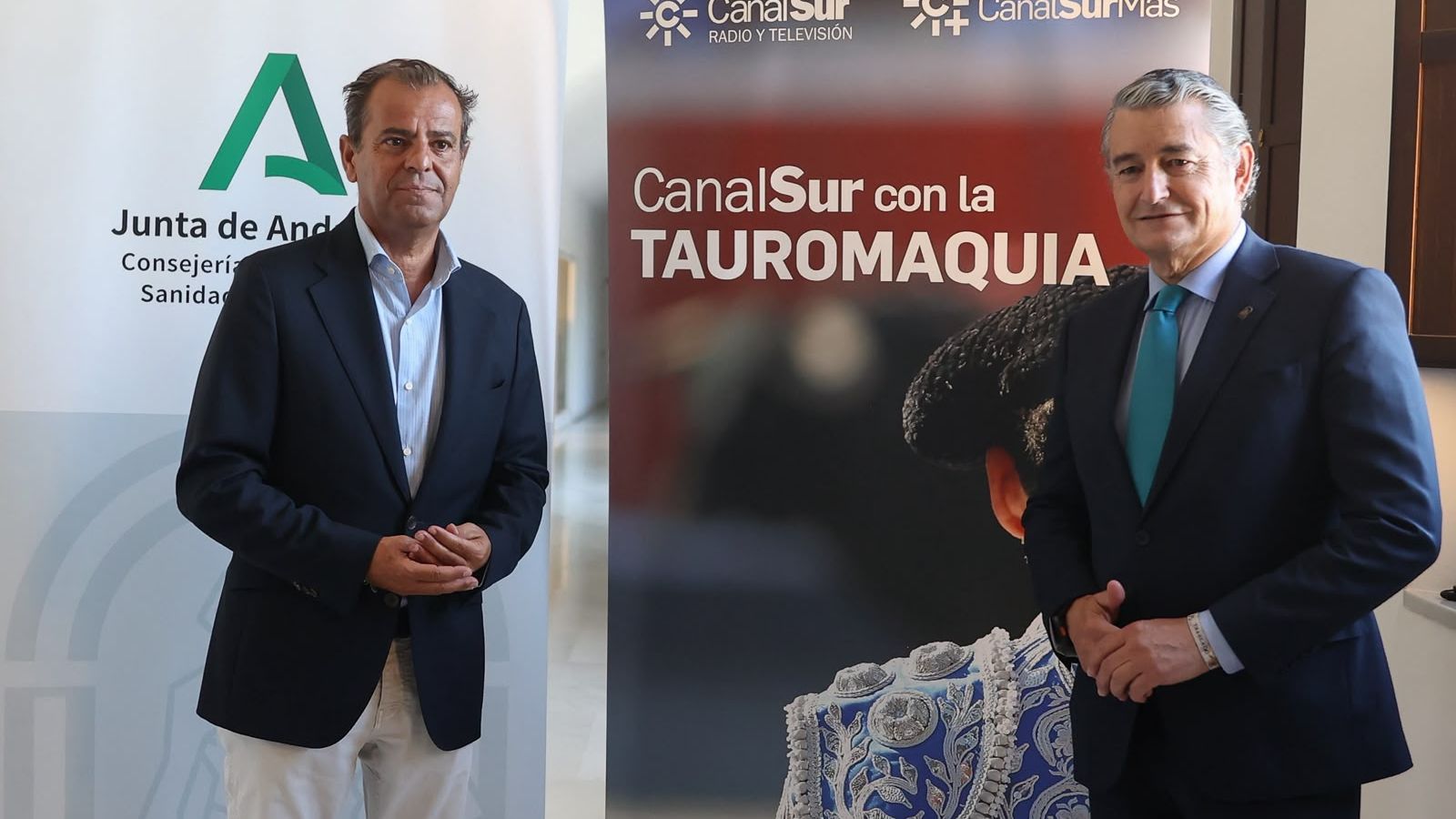 Antonio Sanz junto a Juande Mellado, director de Canal Sur en la presentación de las retransmisiones.