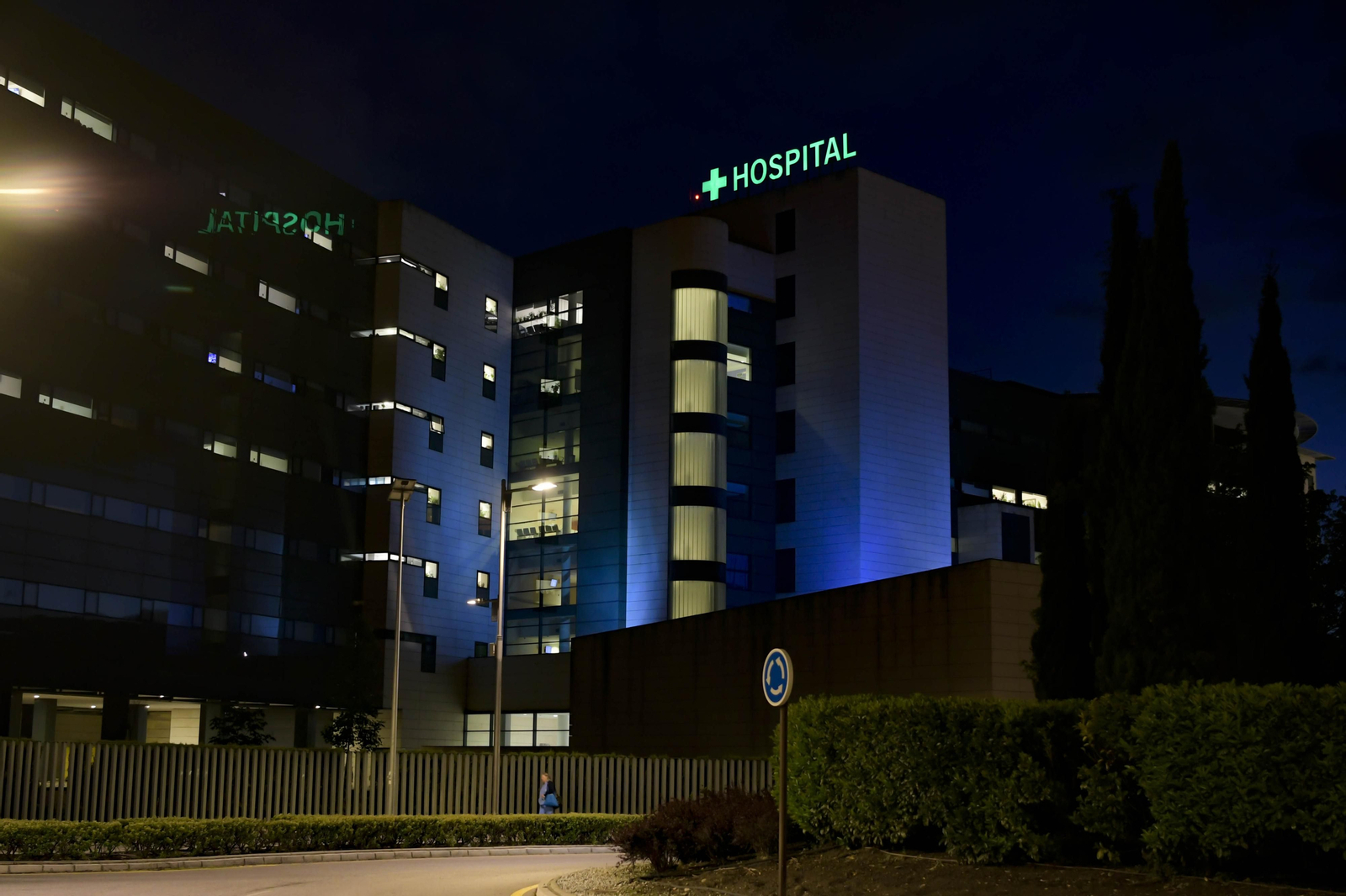 Vista nocturna del hospital Universitario Clínico San Cecilio