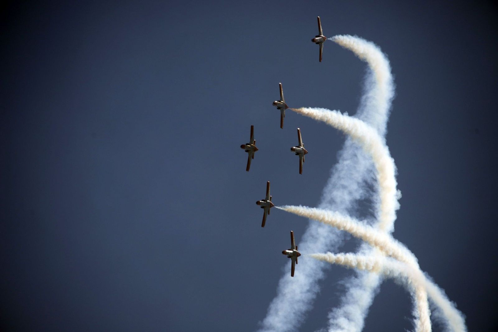 La Patrulla Águila del Ejército se exhibe en el cielo de Málaga.