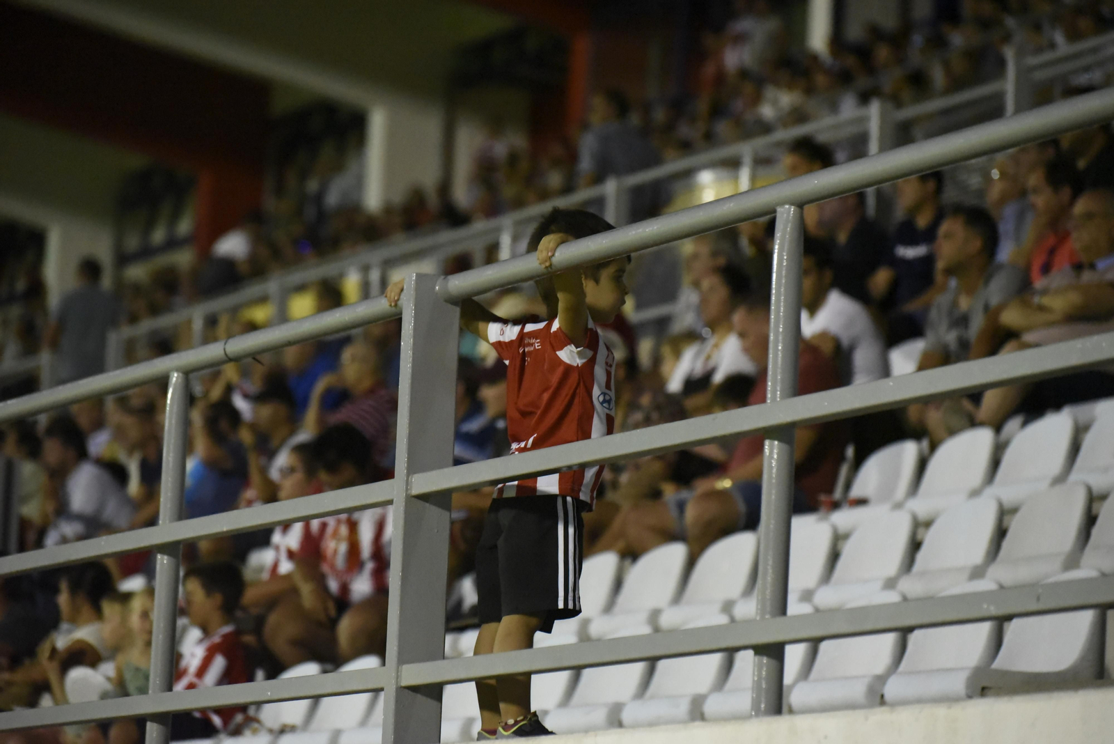 Un jovencísimo aficionado del Algeciras, en las gradas del Nuevo Mirador