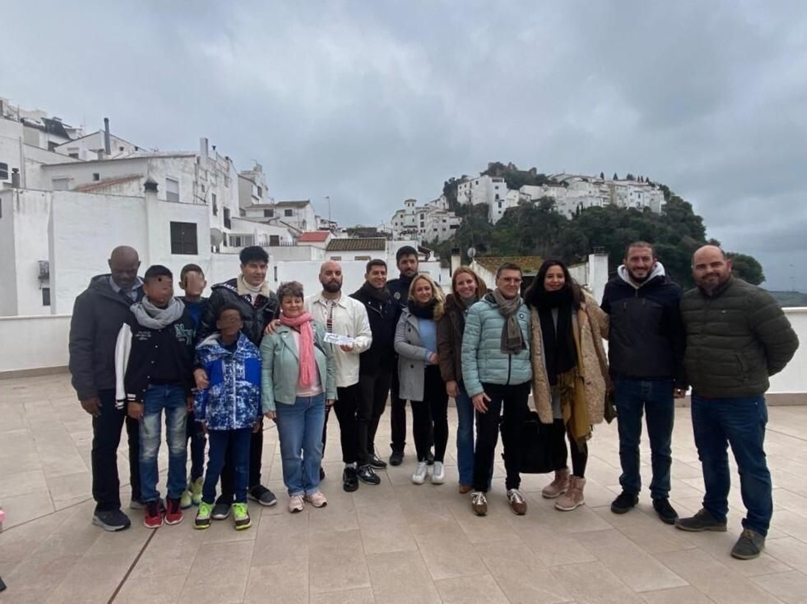 El acto de inauguración de la Plaza de la Diversidad de Casares.