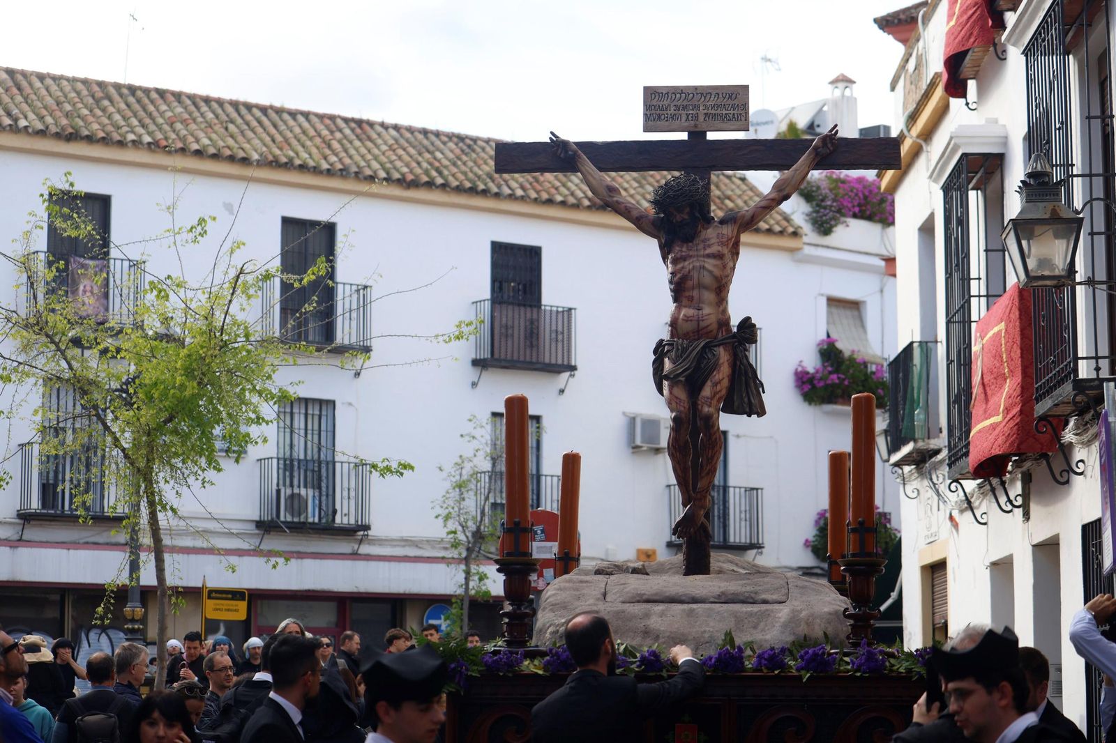 La procesión de la Universitaria en este Martes Santo de Córdoba, en imágenes