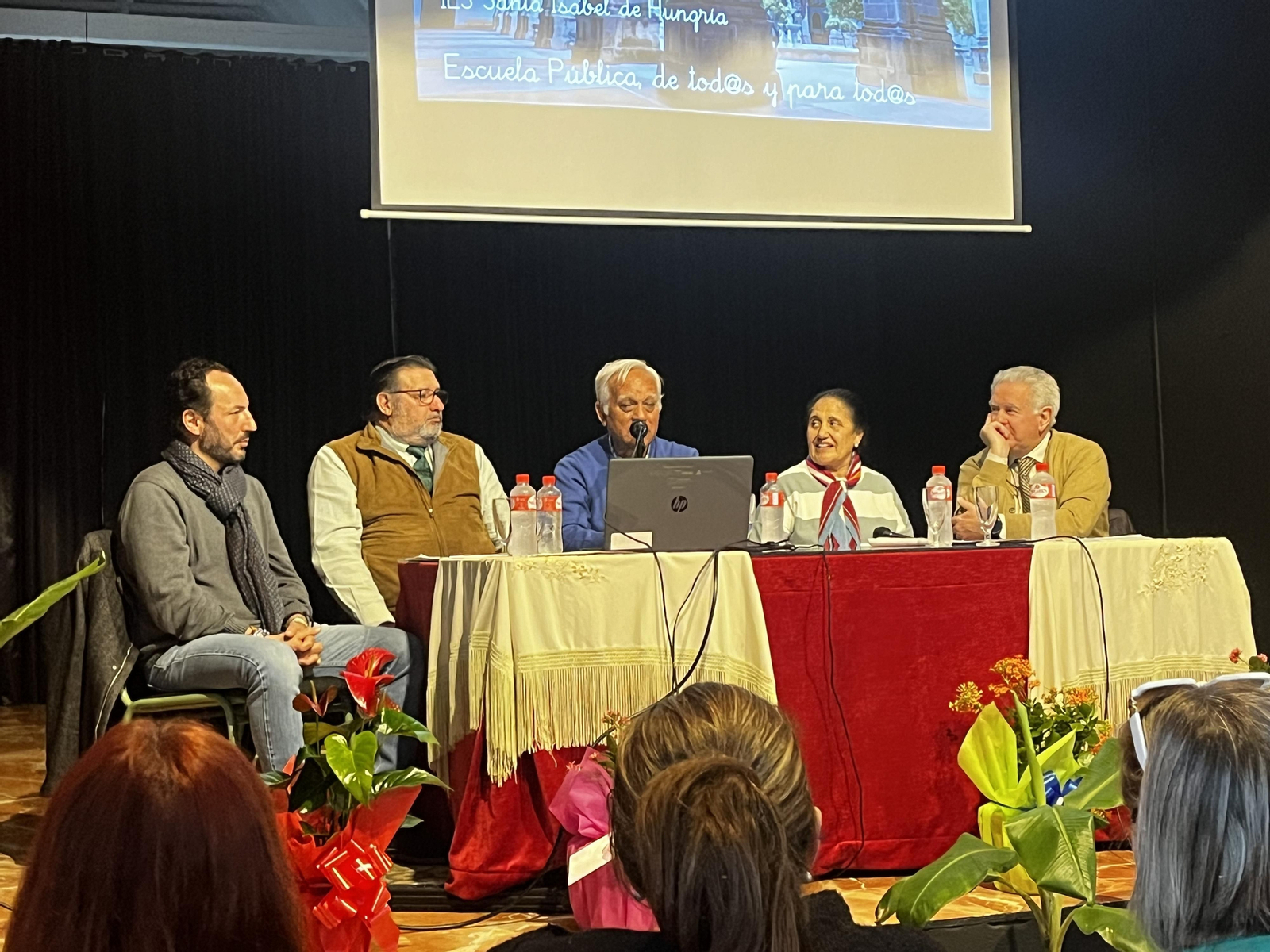 Un momento de la mesa redonda del IES Santa Isabel de Hungría.