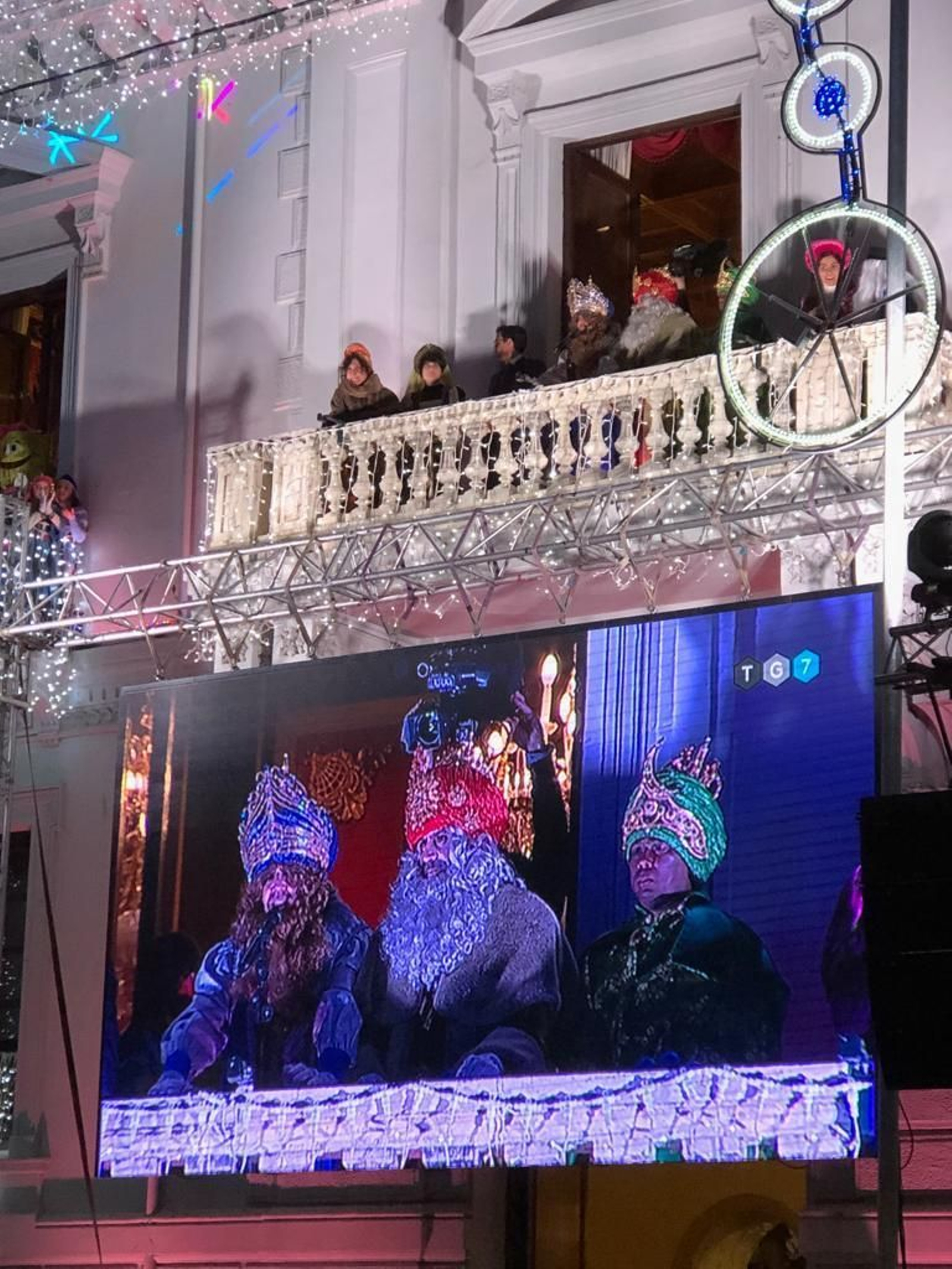 Los Reyes acompañados por las Reinas Magas y el alcalde de Granada.