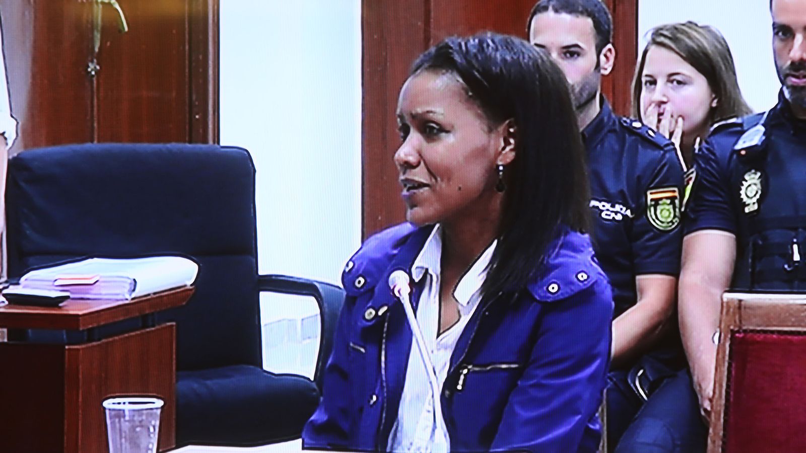 Ana Julia Quezada durante la vista oral de ayer, con una de las primas de Ángel Cruz al fondo siguiendo con atención su declaración.