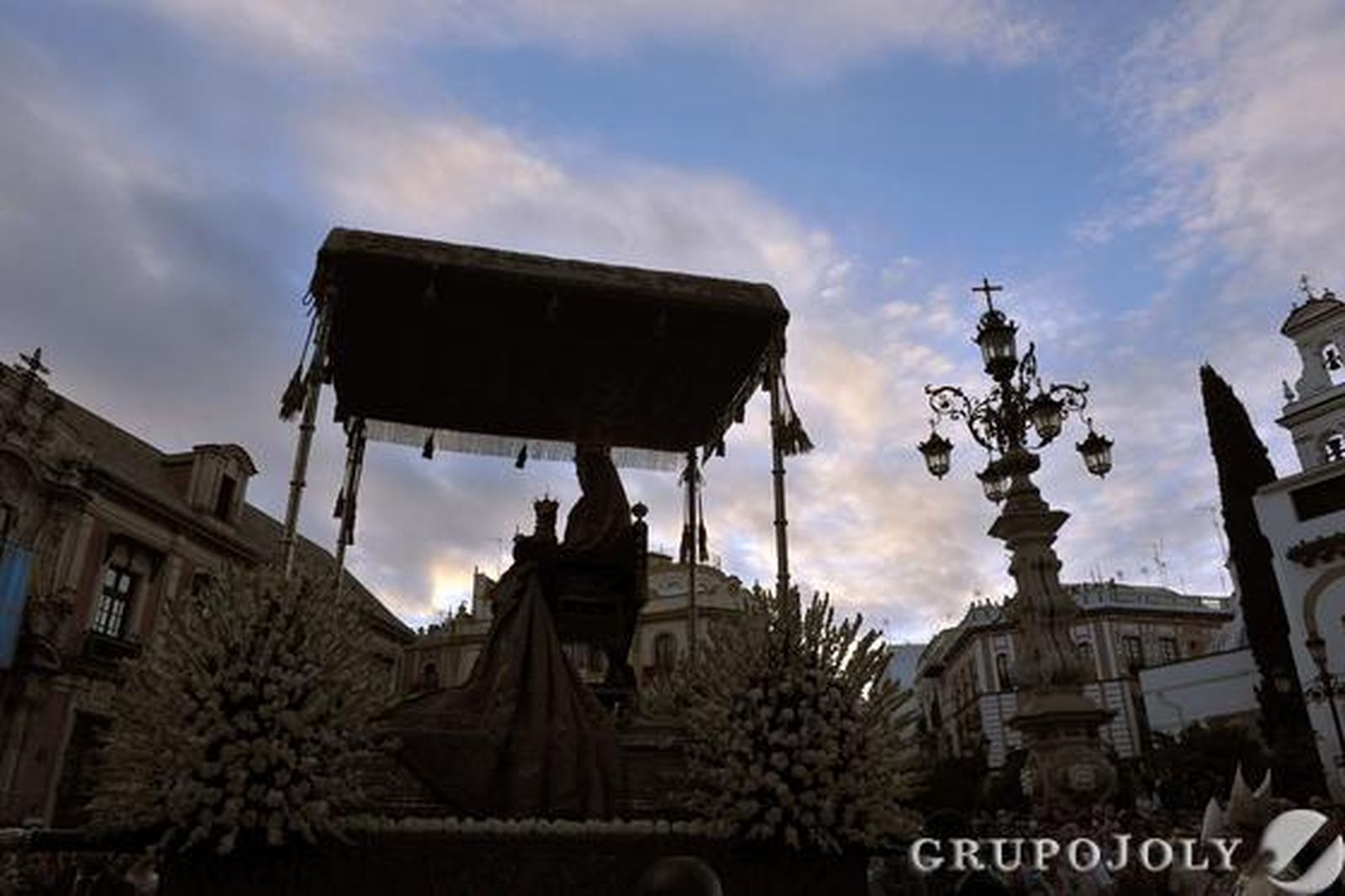La Virgen de los Reyes por las calles sevillanas.   Foto: Juan Carlos Vázquez