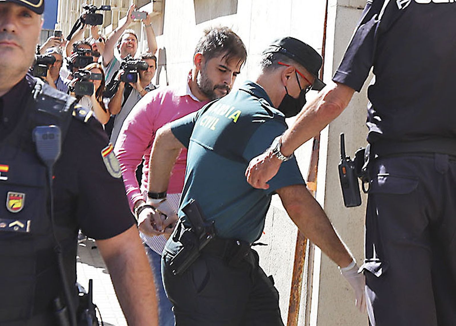 Llegada a los juzgados del detenido por el atropello mortal en Gibraleón