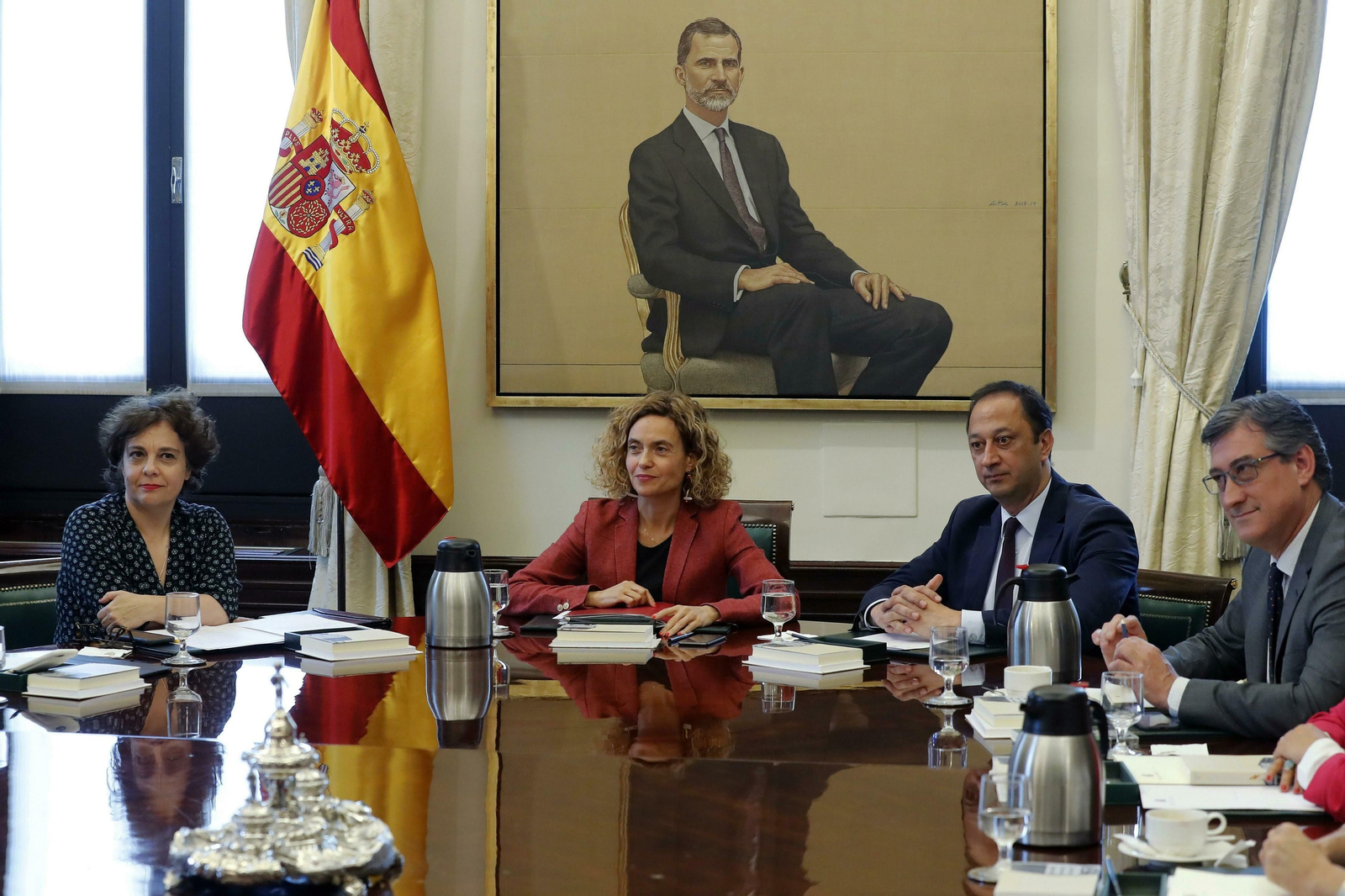La presidenta del Congreso, Meritxell Batet, junto a Gloria Elizo, Alfonso Rodríguez Gómez de Celis e Ignacio Prendes.
