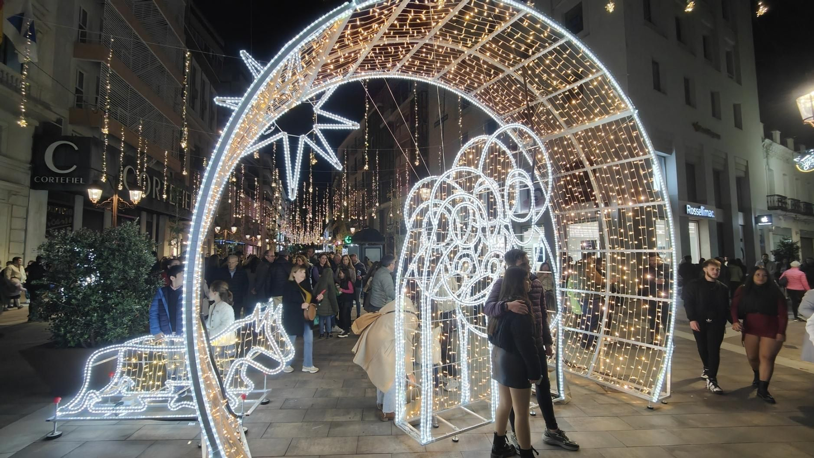 Imágenes del alumbrado navideño en las calles de Huelva