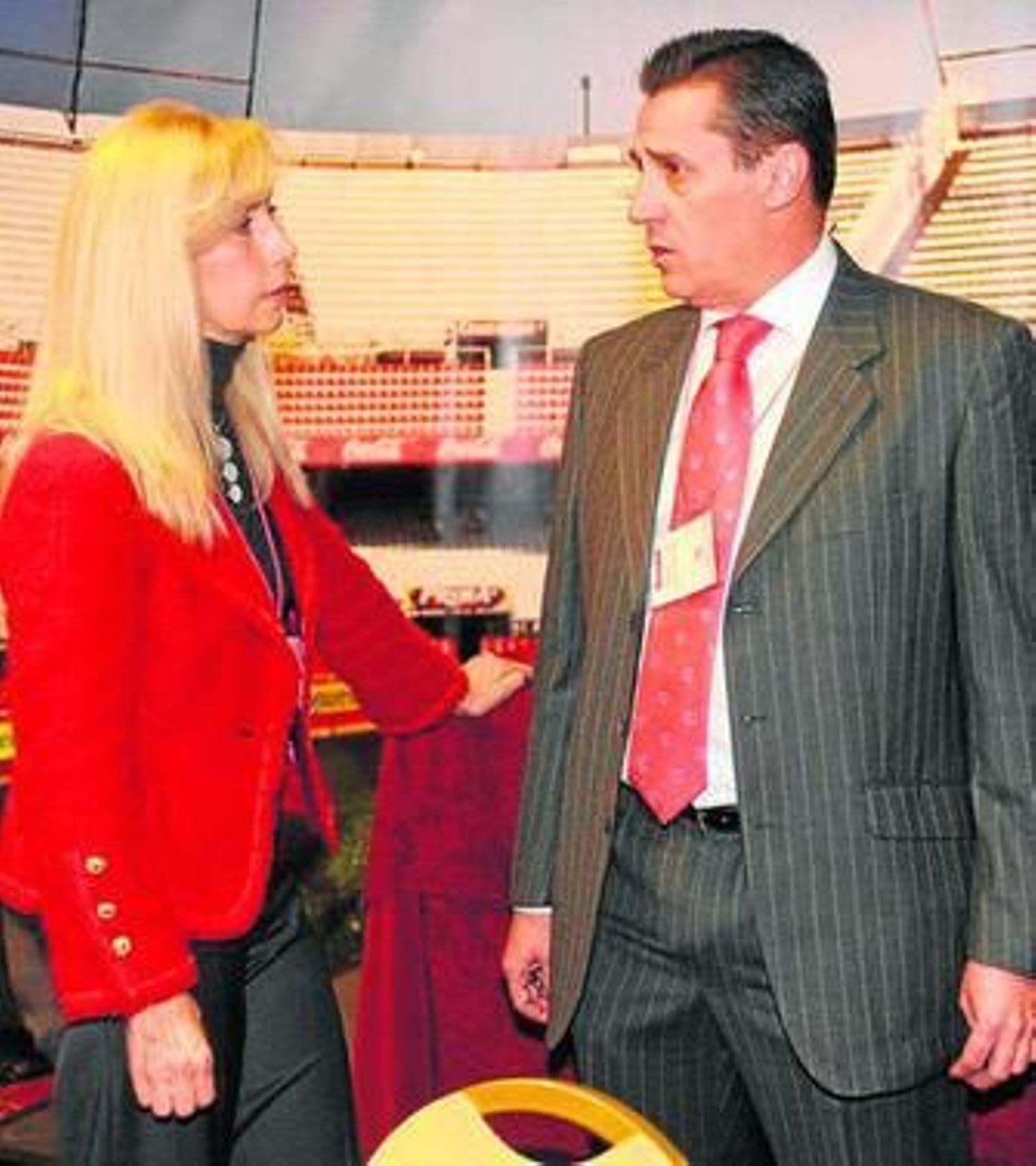 José María Cruz, en una Junta de Accionistas, con Piedad Parejo. José María Cruz, en una Junta de Accionistas, con Piedad Parejo.