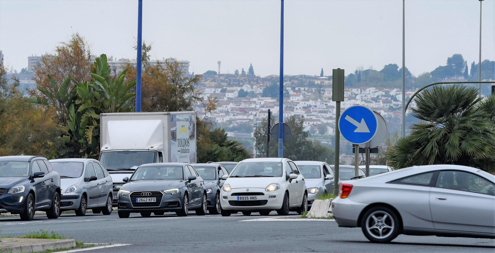 Colas de automóviles en la entrada a Sevilla desde la A-49 en dirección a la glorieta de la Torre Sevilla.