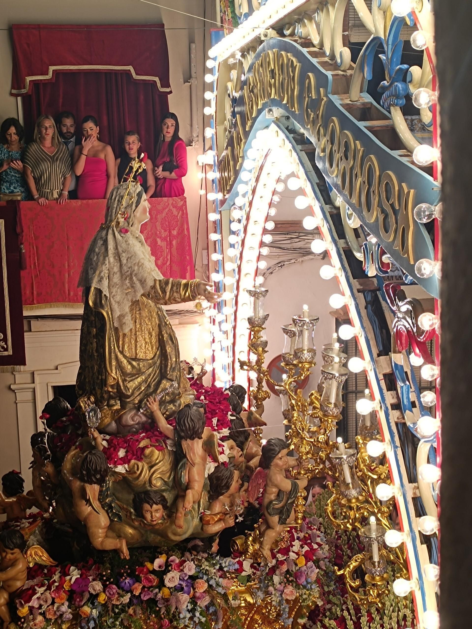 La Asunción Gloriosa, a punto de atravesar el Arco de las Veredas que le dibuja una sonrisa.