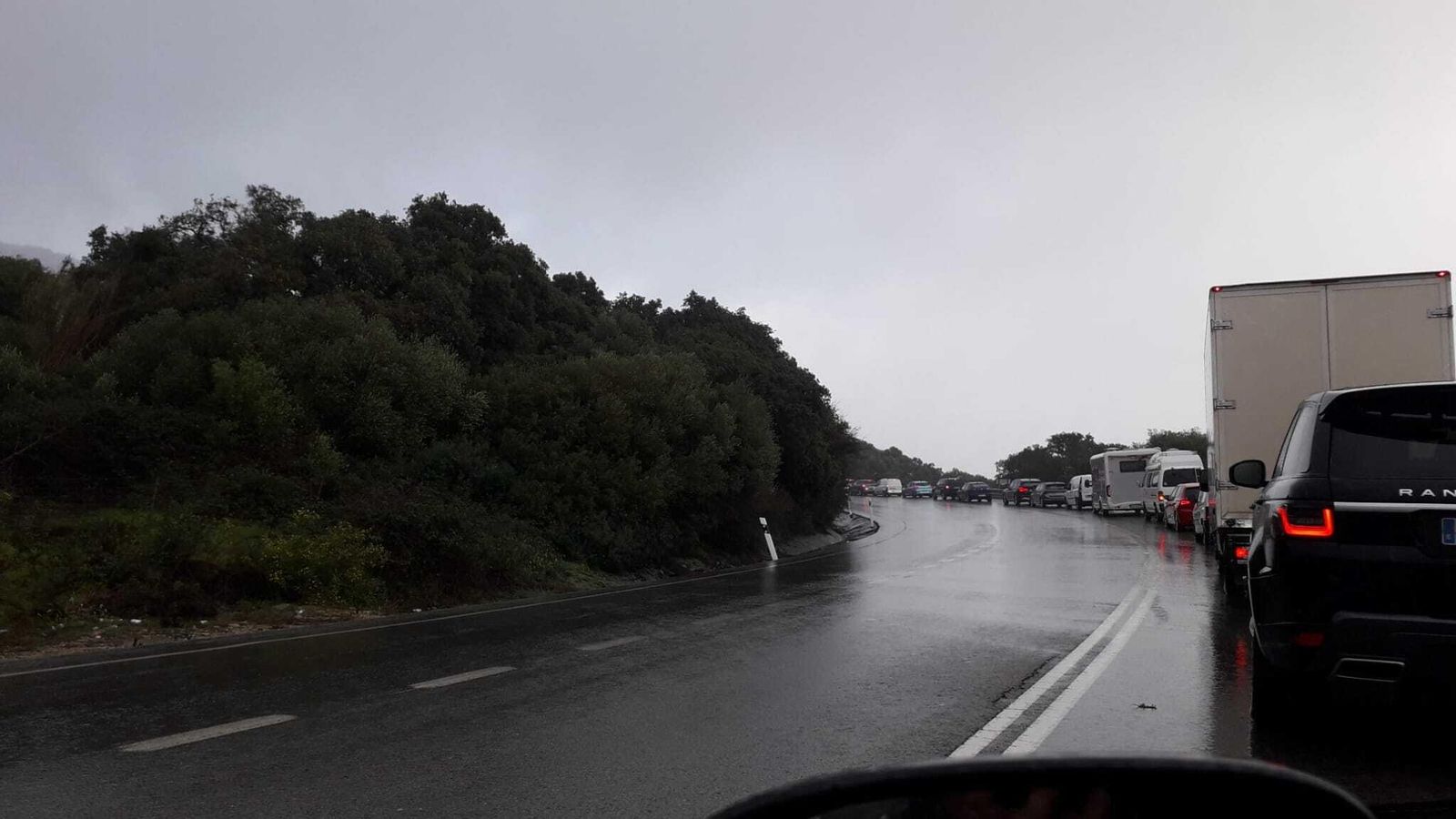 La cola de vehículos hacia Algeciras, desde la zona de El Bujeo.