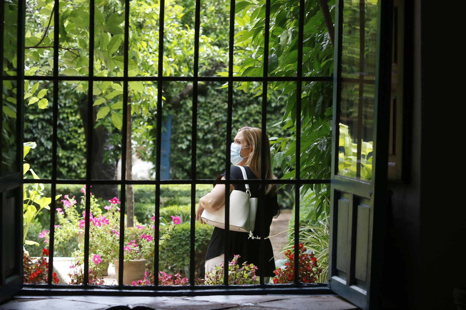 Visitante con mascarilla en el Palacio de Viana.