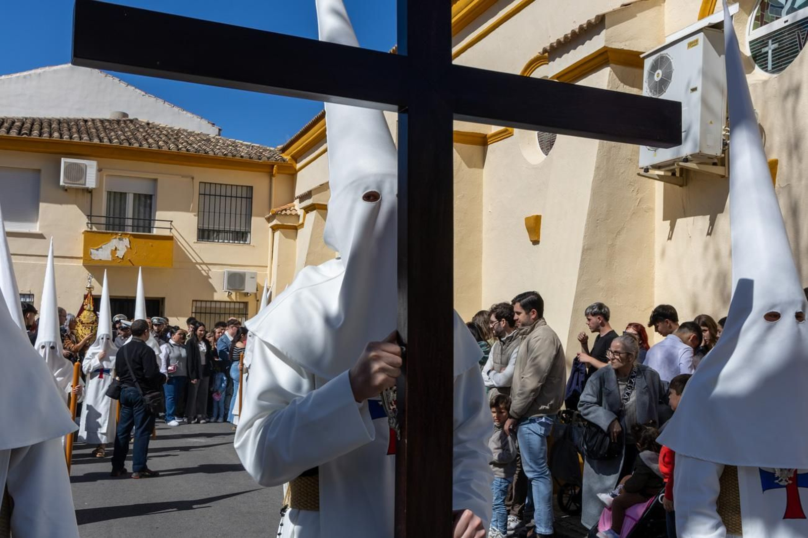 El Miércoles Santo inicia la tarde con los nazarenos trinitarios del barrio de Santa Isabel
