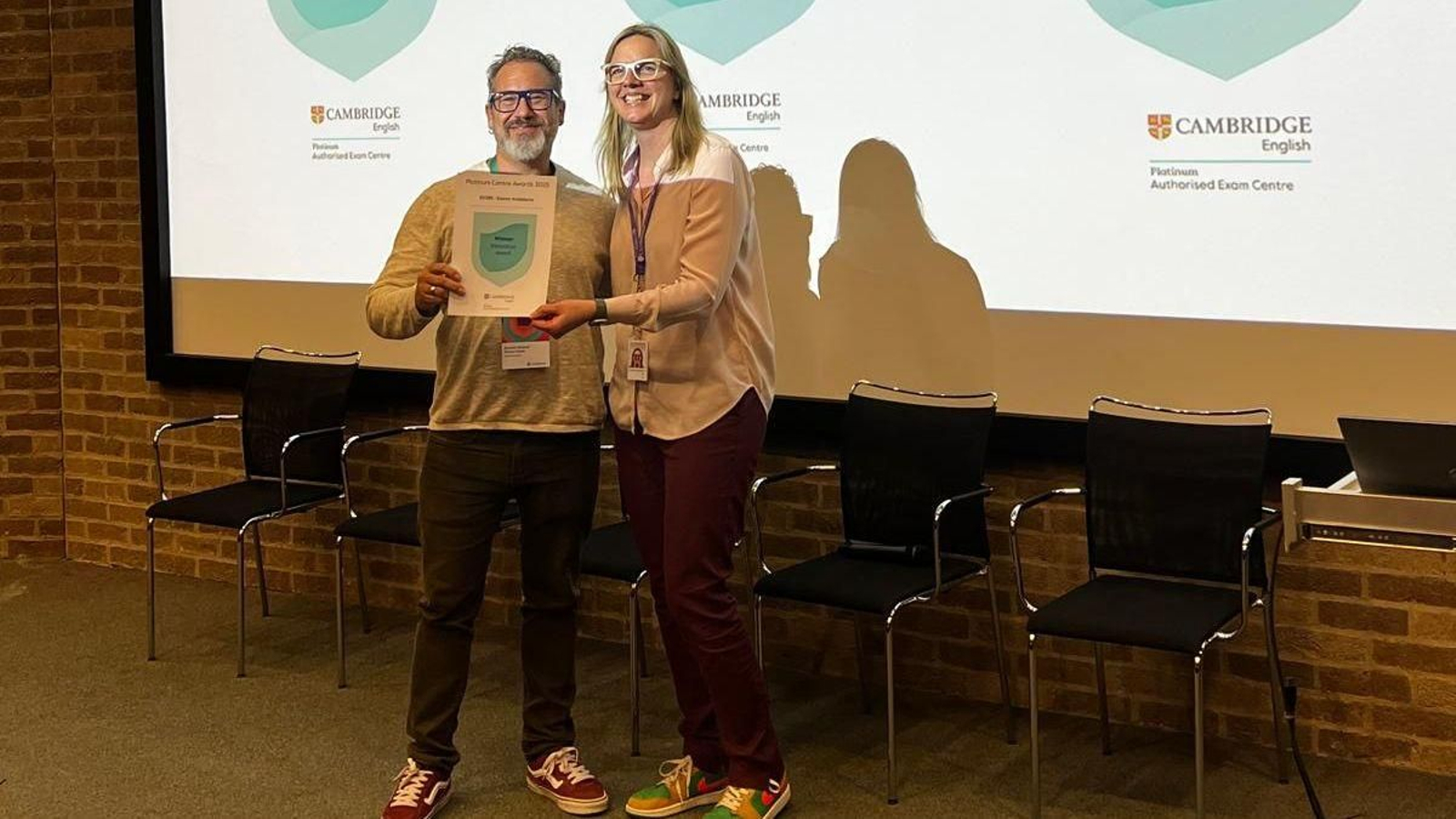 El director del centro examinador granadino, Ricardo Freires, ha recogido este galardón