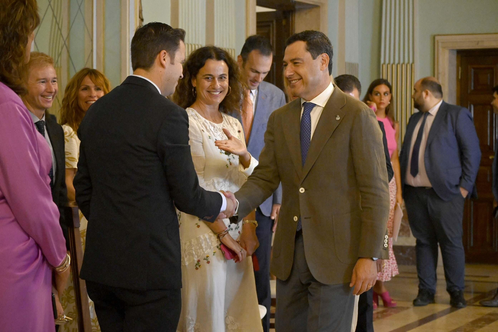 Visita de Juanma Moreno al Ayuntamiento de Huelva, en Imágenes