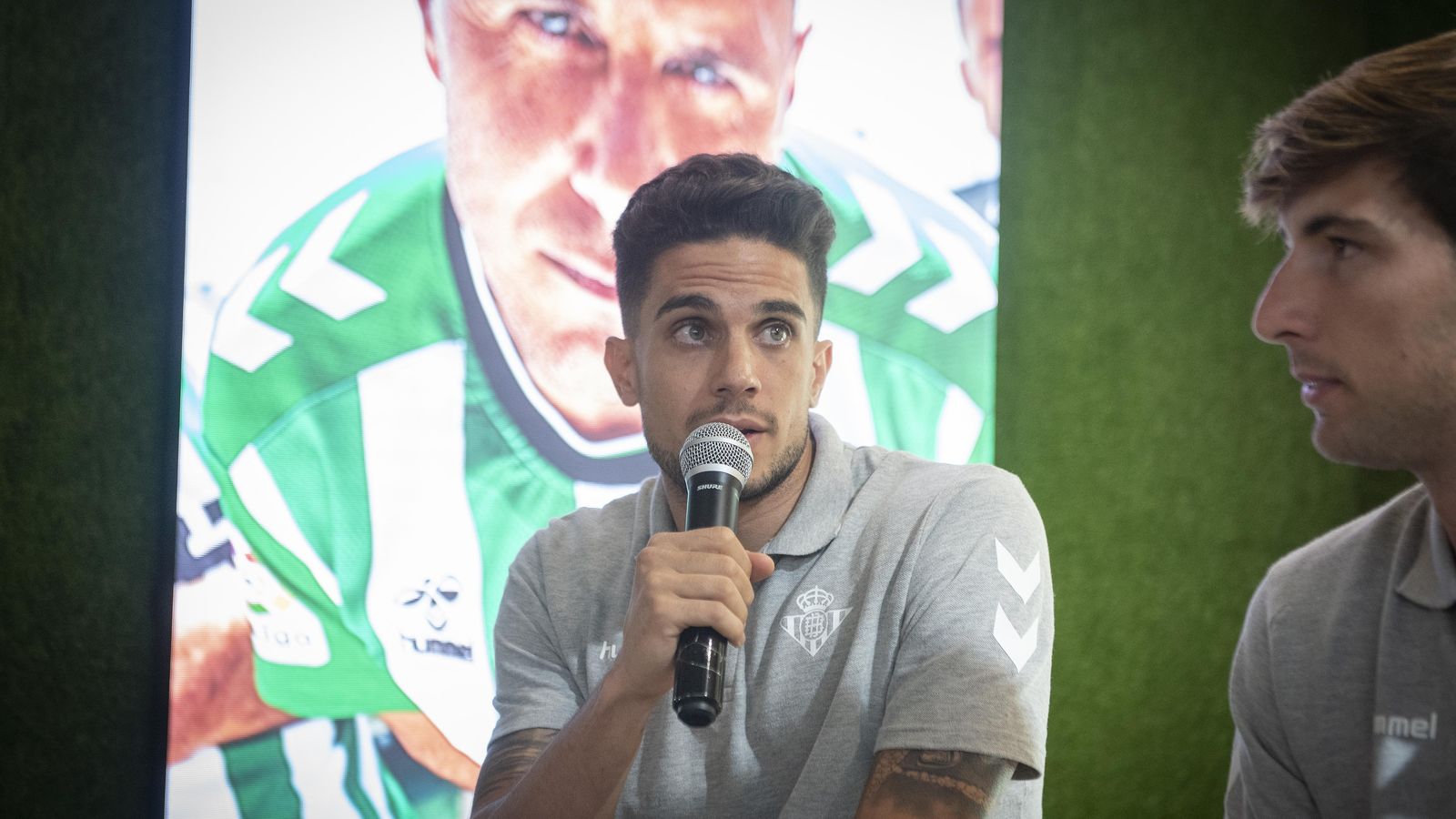 Bartra, en un acto con el Betis antes de su salida al Trabzonspor.