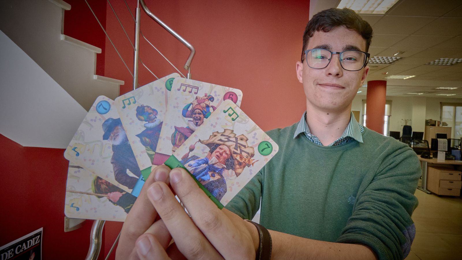 Jesús García muestra algunas de las cartas del juego ‘Local de Ensayo’.