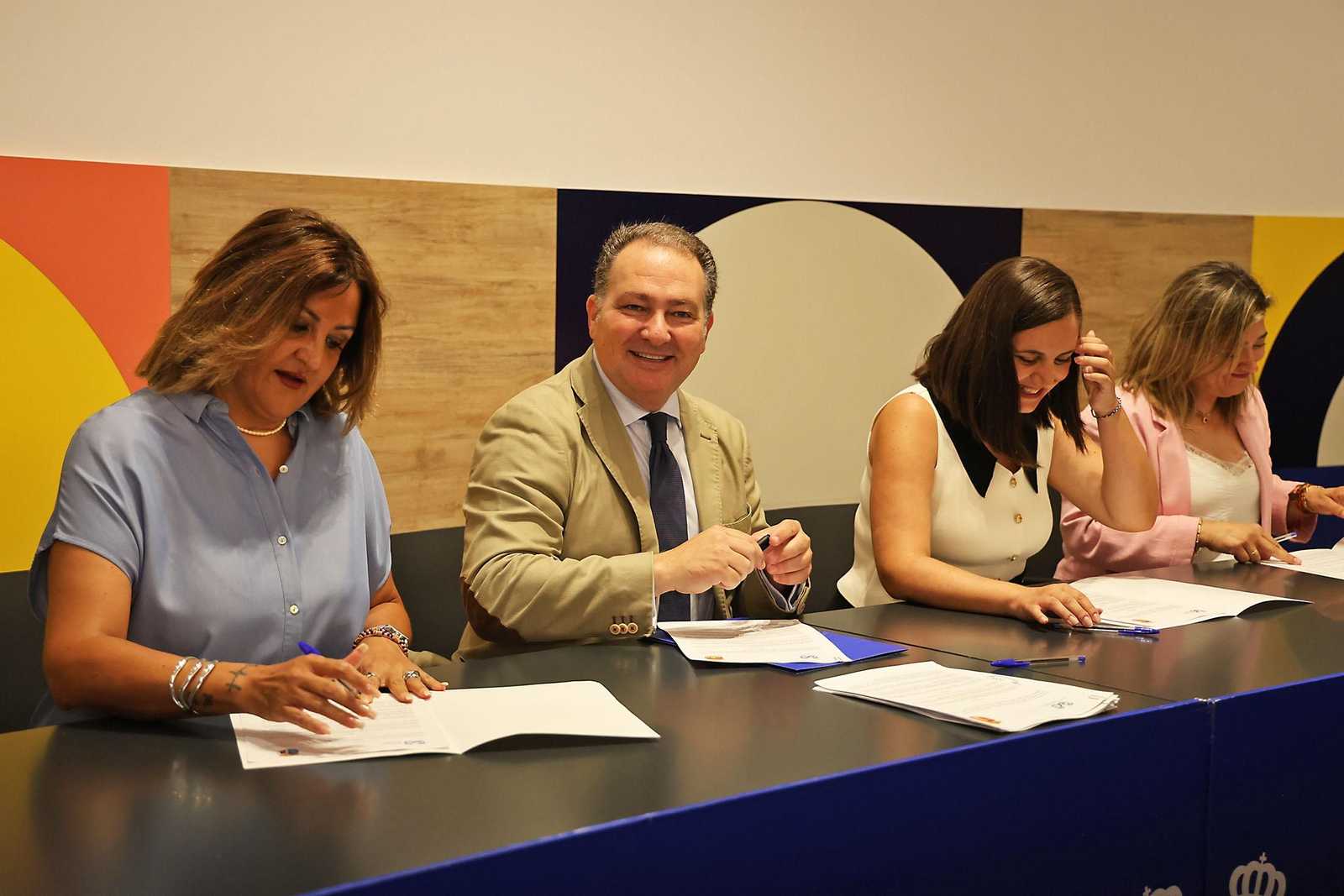 Imágenes de la firma con alcaldes de 34 municipios los convenios del programa 'Tu Diputación Invierte'