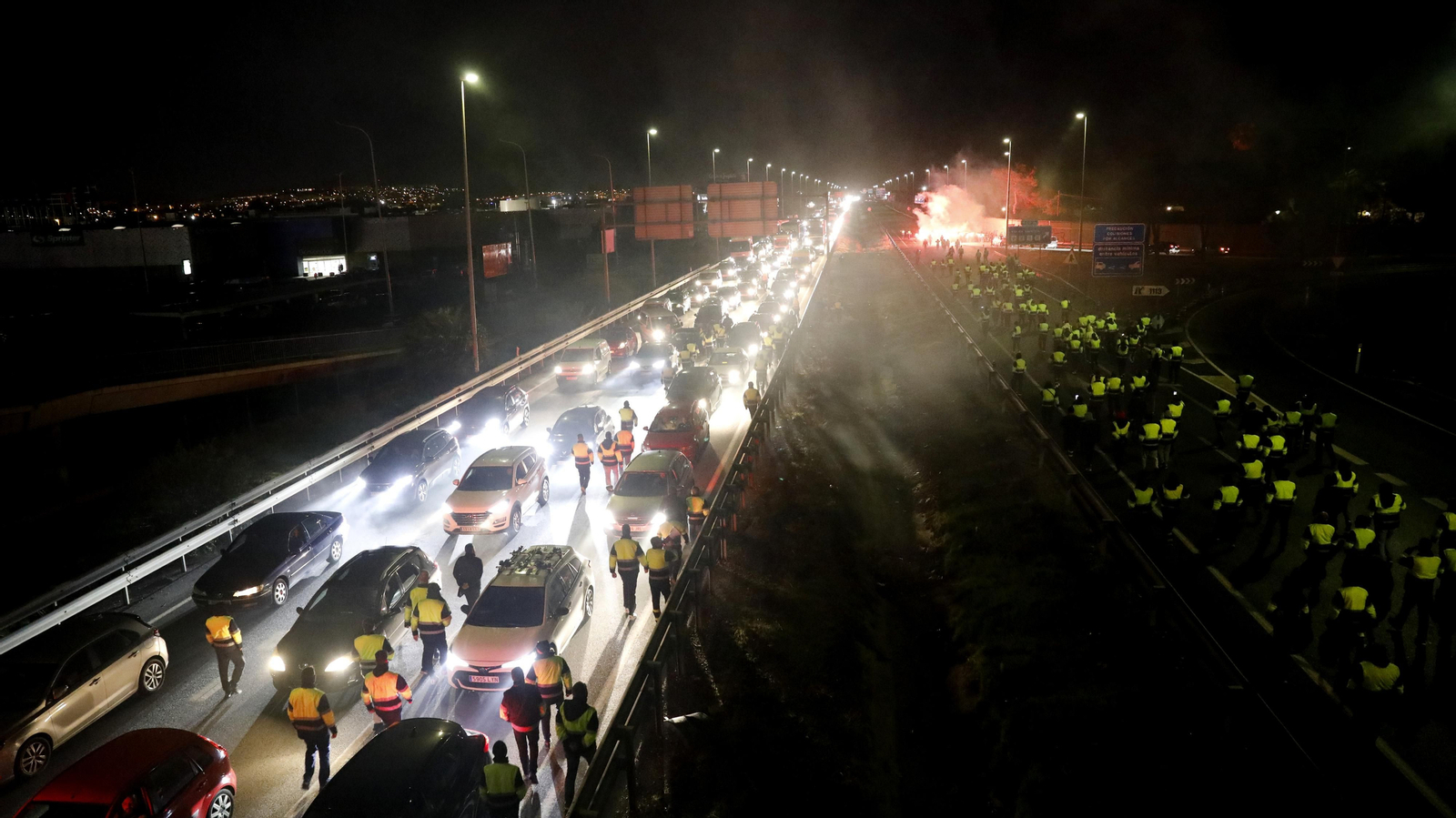 Imágenes del corte de la A-7 por los trabajadores de Acerinox en huelga, este viernes