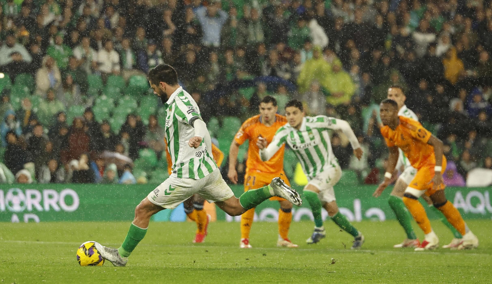 Isco transforma el penalti que le dio el triunfo final al Betis contra el Real Madrid.