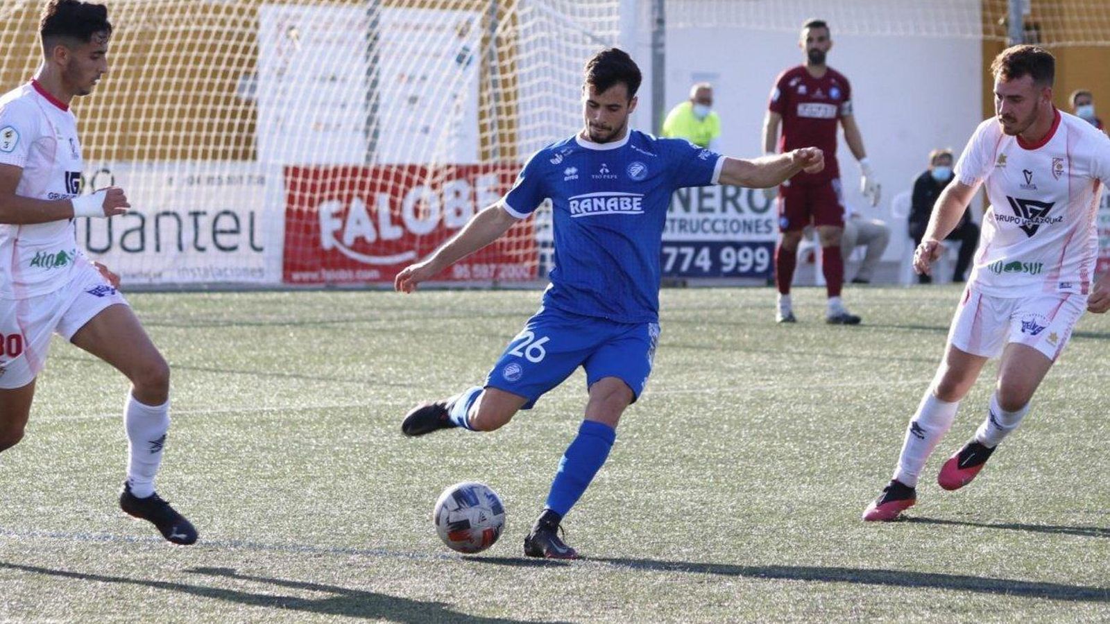 Curro Rivelott acabó el partido de lateral derecho.