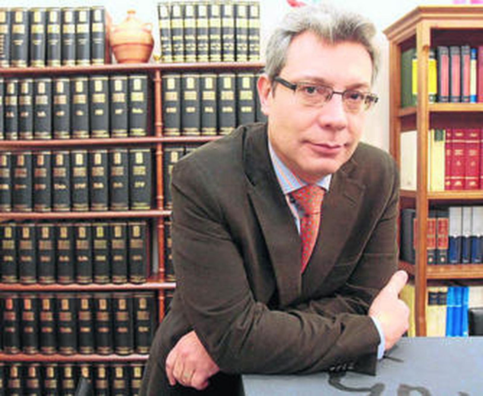 Salvador Torres, en su notaría de la calle Recogidas.