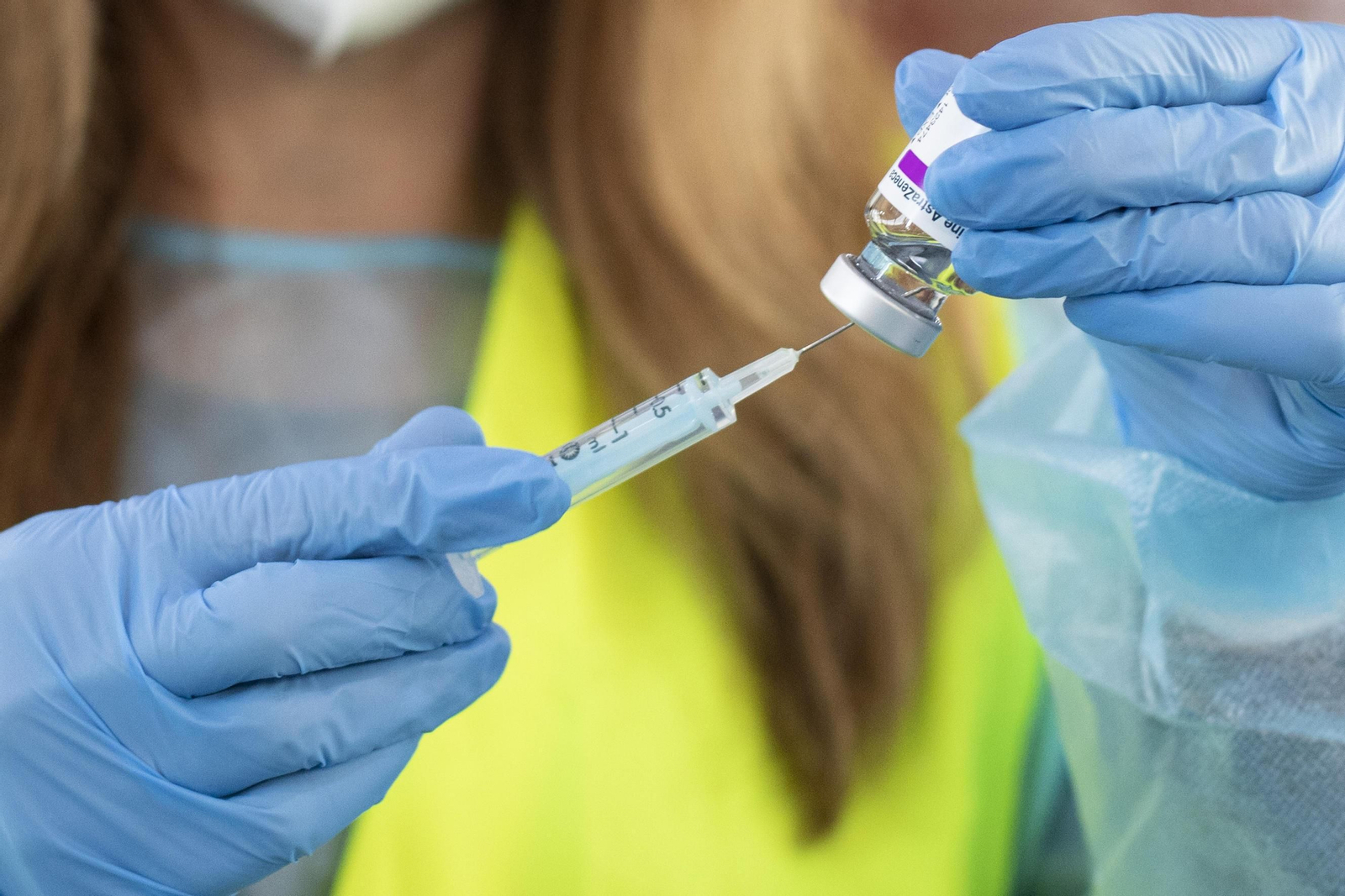 Vacunación en Granada: la Junta empieza a llamar a las personas de 30 años