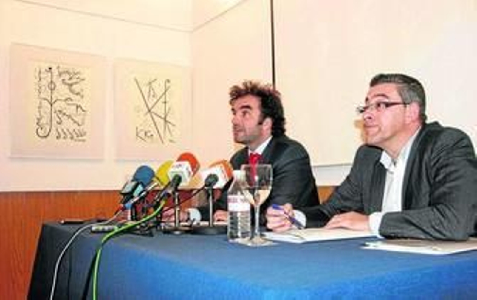 El concejal de Cultura de El Puerto, Millán Alegre, y el secretario de la Fundación, Enrique Pérez Castallo, ayer en la sede de la entidad.