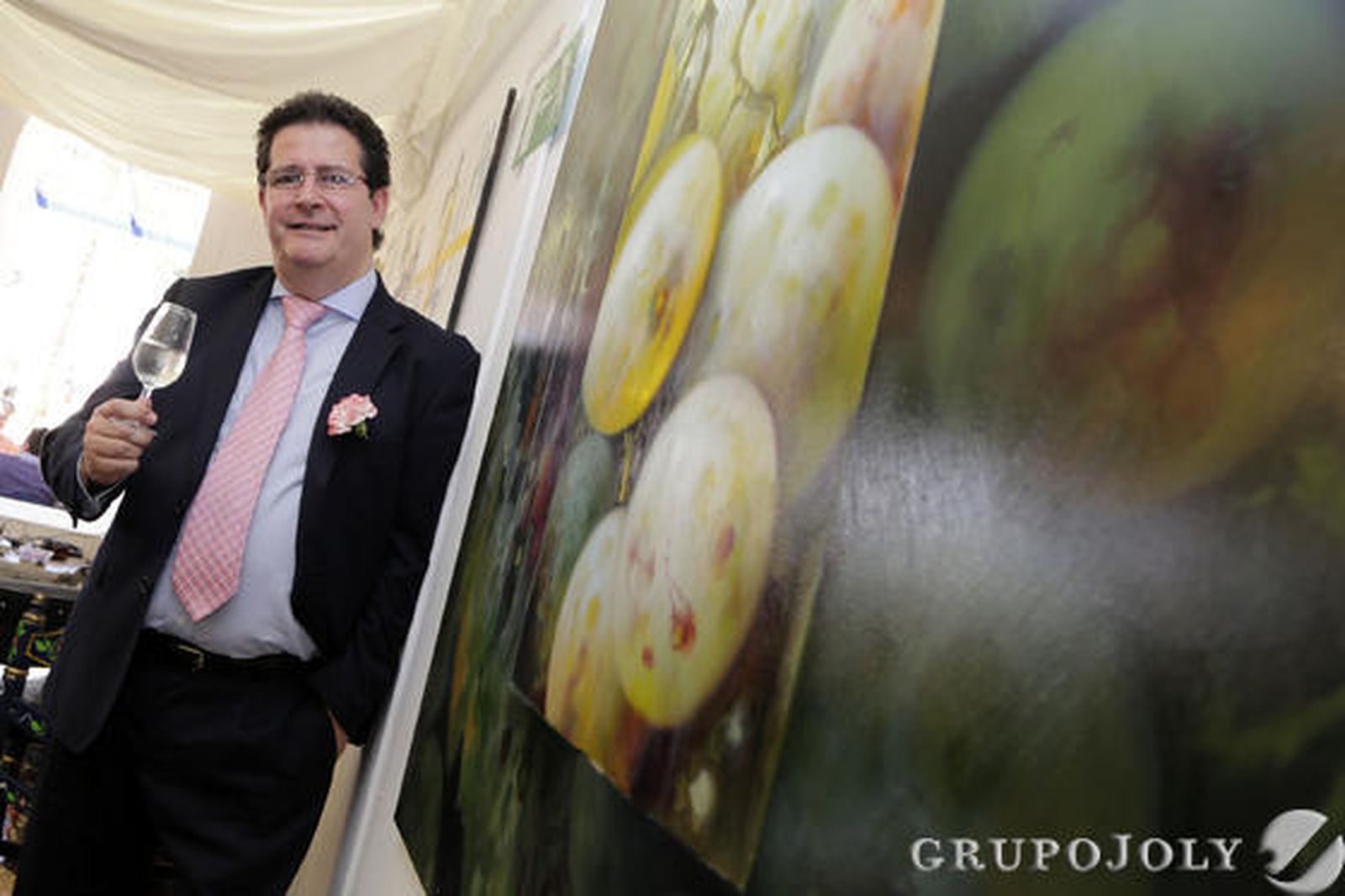 El artífice del cartel de la Feria del Caballo de este año posa ayer en la caseta de Diario de Jerez.

Foto: Manuel Aranda