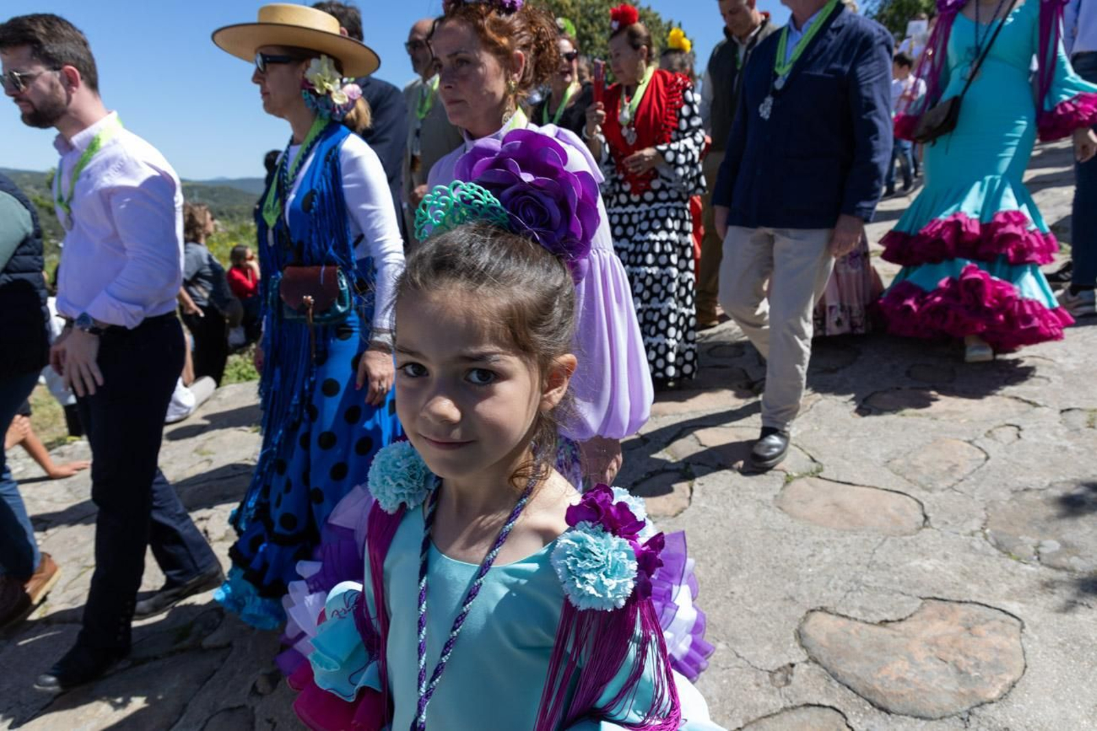Miles de romeros acuden al encuentro de la Virgen de la Cabeza en su romería