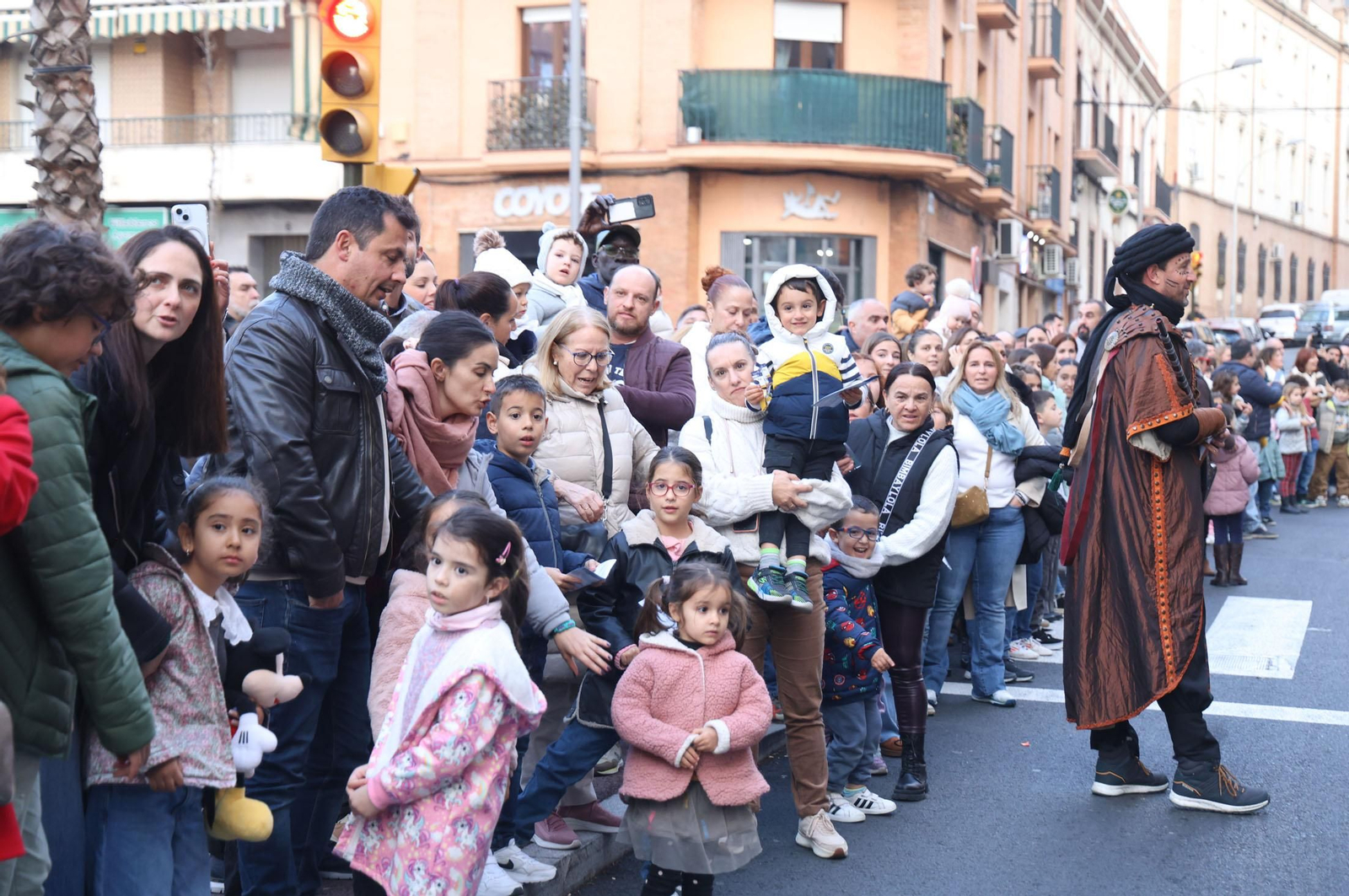 Imágenes del Heraldo Real anunciando la llegada de los Reyes Magos a Huelva