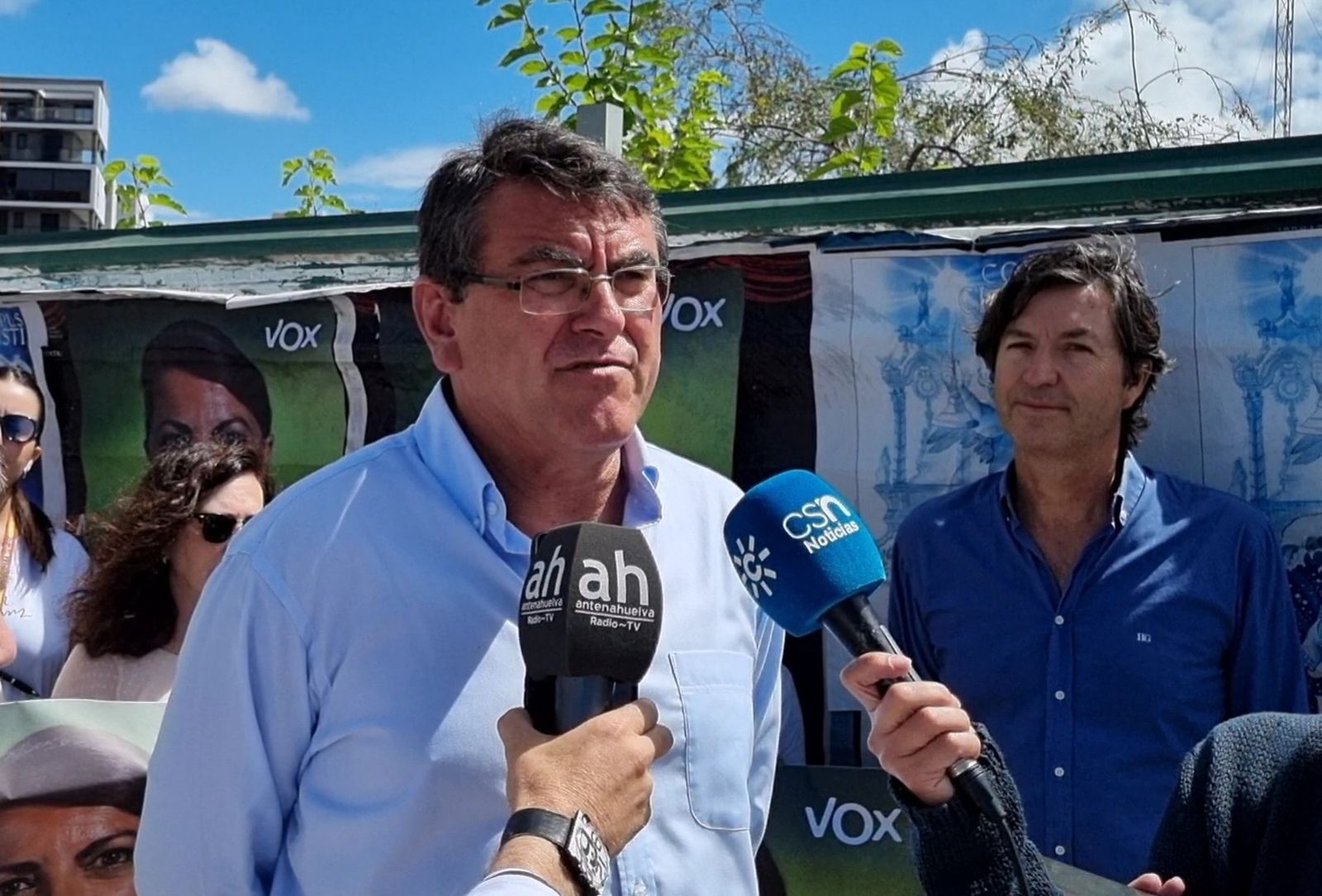 Rafael Segovia en la pegada de carteles de Vox en Huelva.