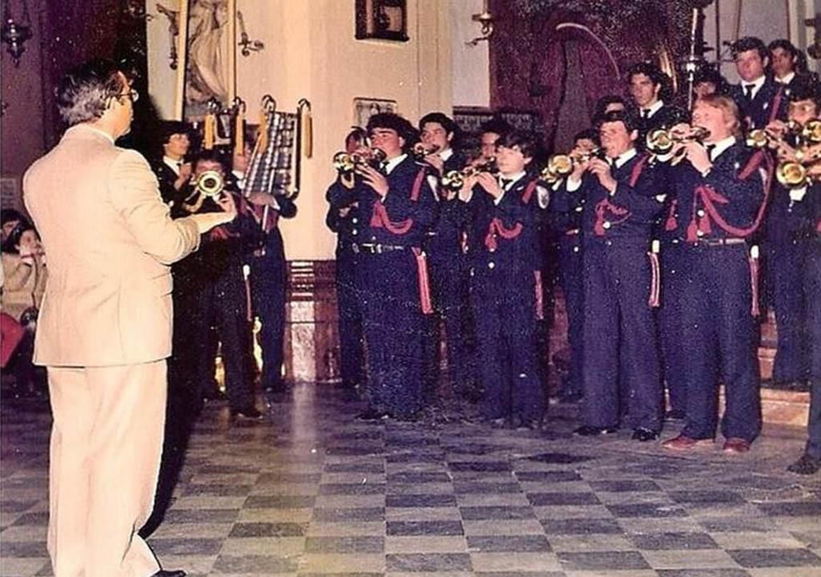Manuel Rodríguez dirige a su banda de Santa María Magdalena