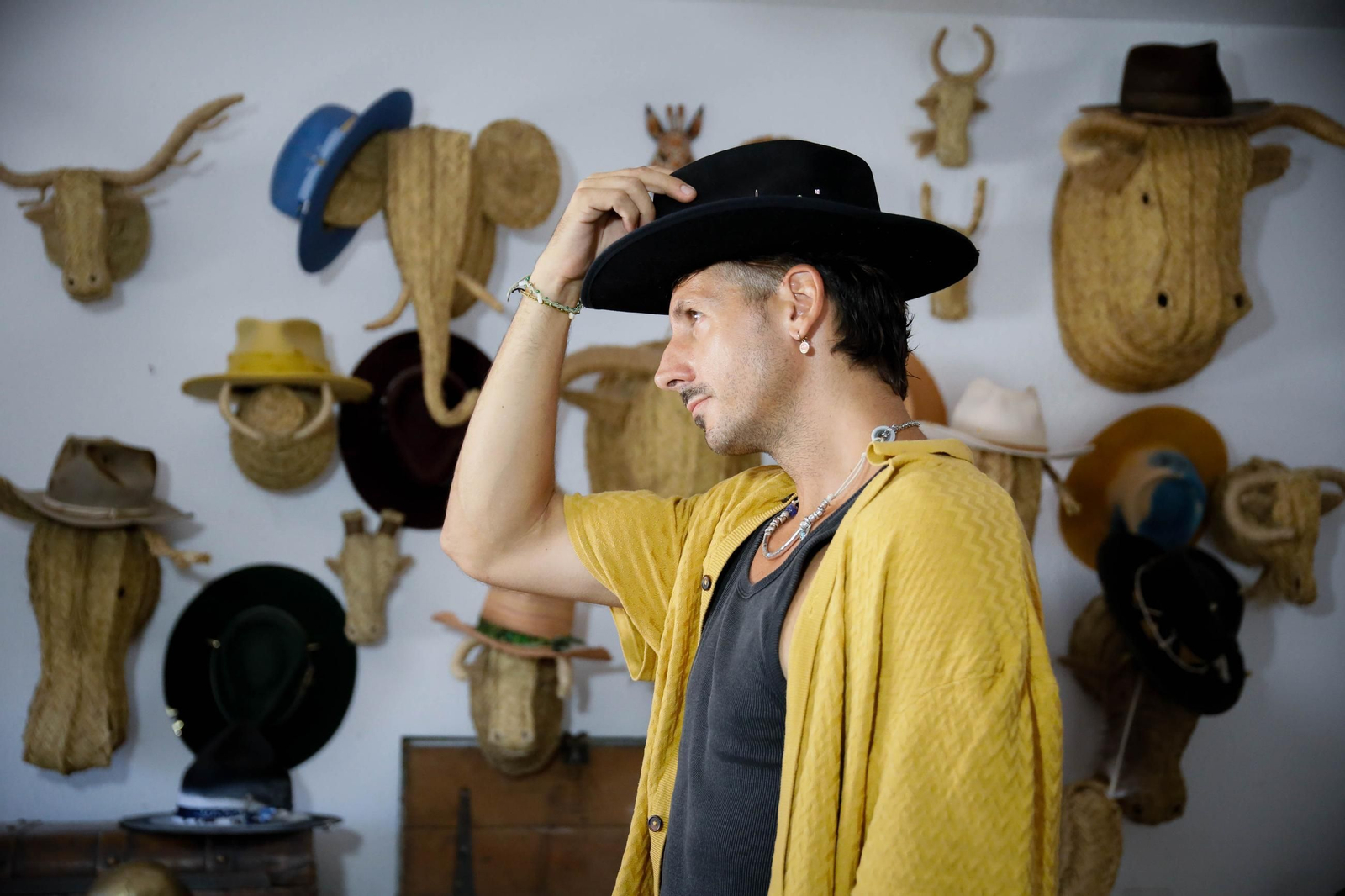 Imágenes del proceso creativo en sombreros de Alejandro Mateo