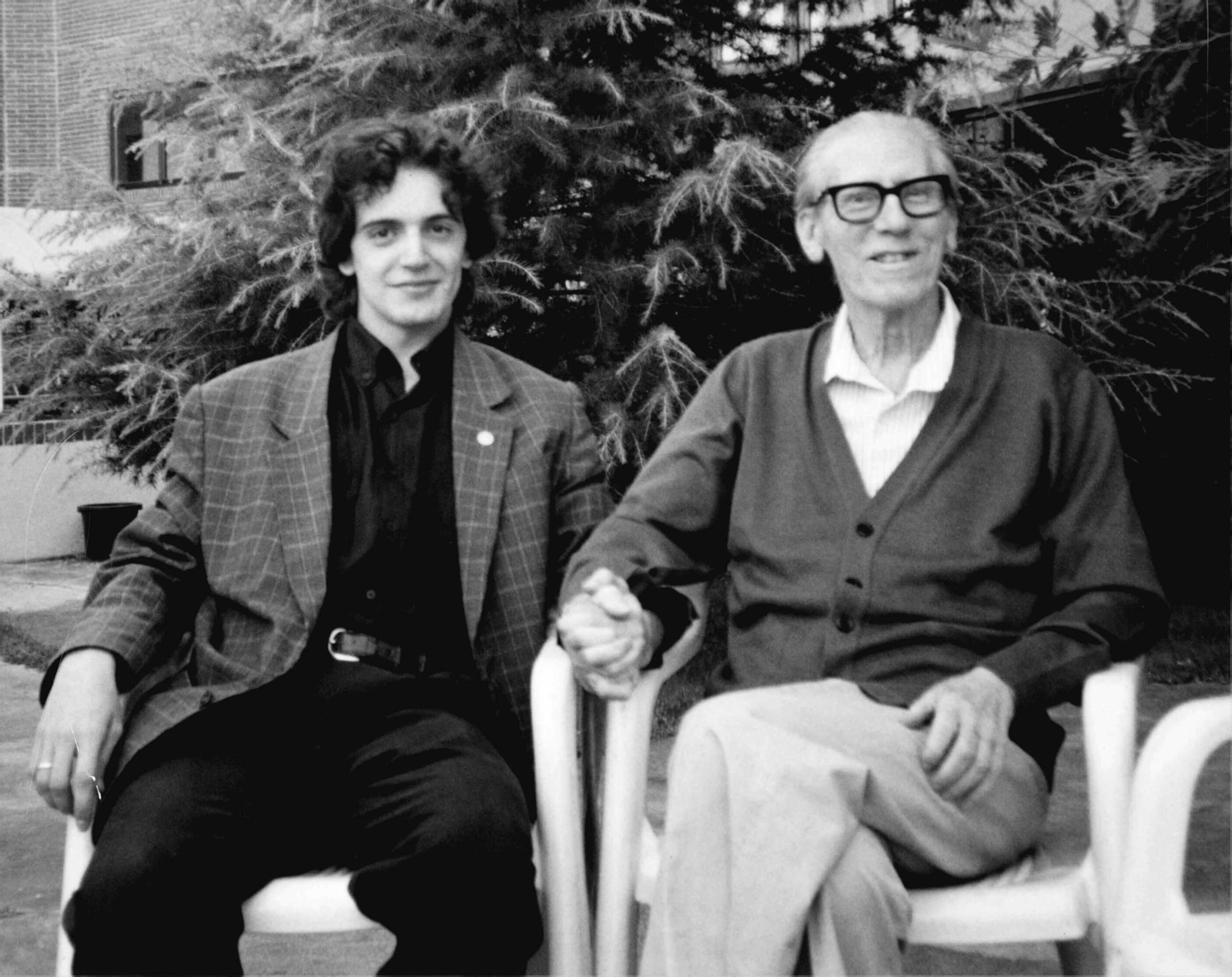 José Luis Cano (d.) junto a uno de sus nietos. José Luis Cano (d.) junto a uno de sus nietos.
