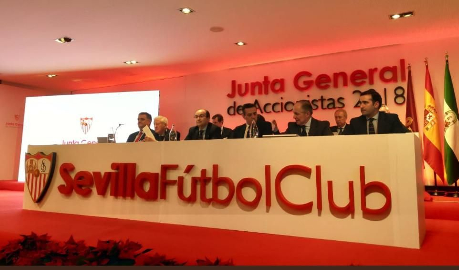 La mesa de la Junta de Accionistas, presidida por José Castro.