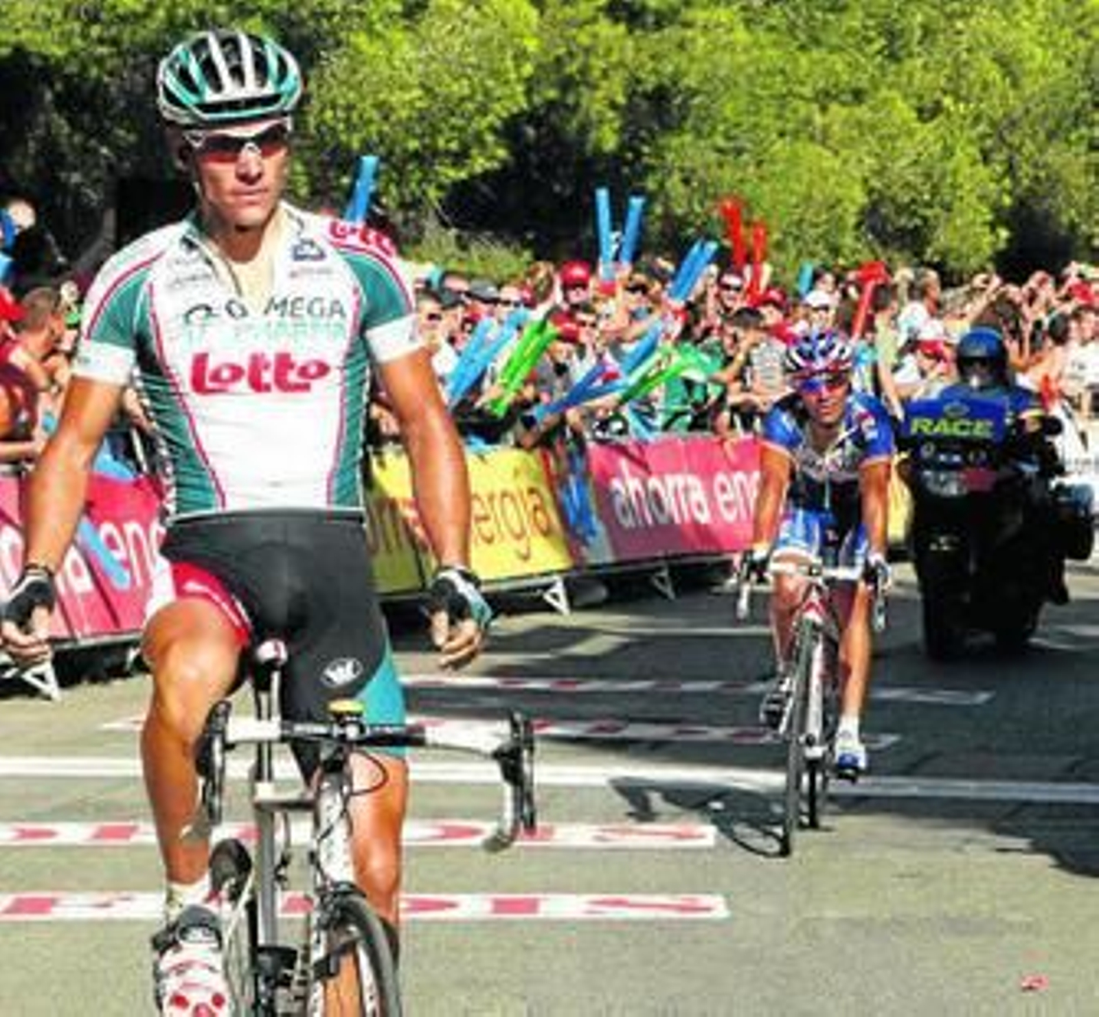 Gilbert se impone en la llegada a Málaga, seguido de cerca por Joaquim Rodríguez.