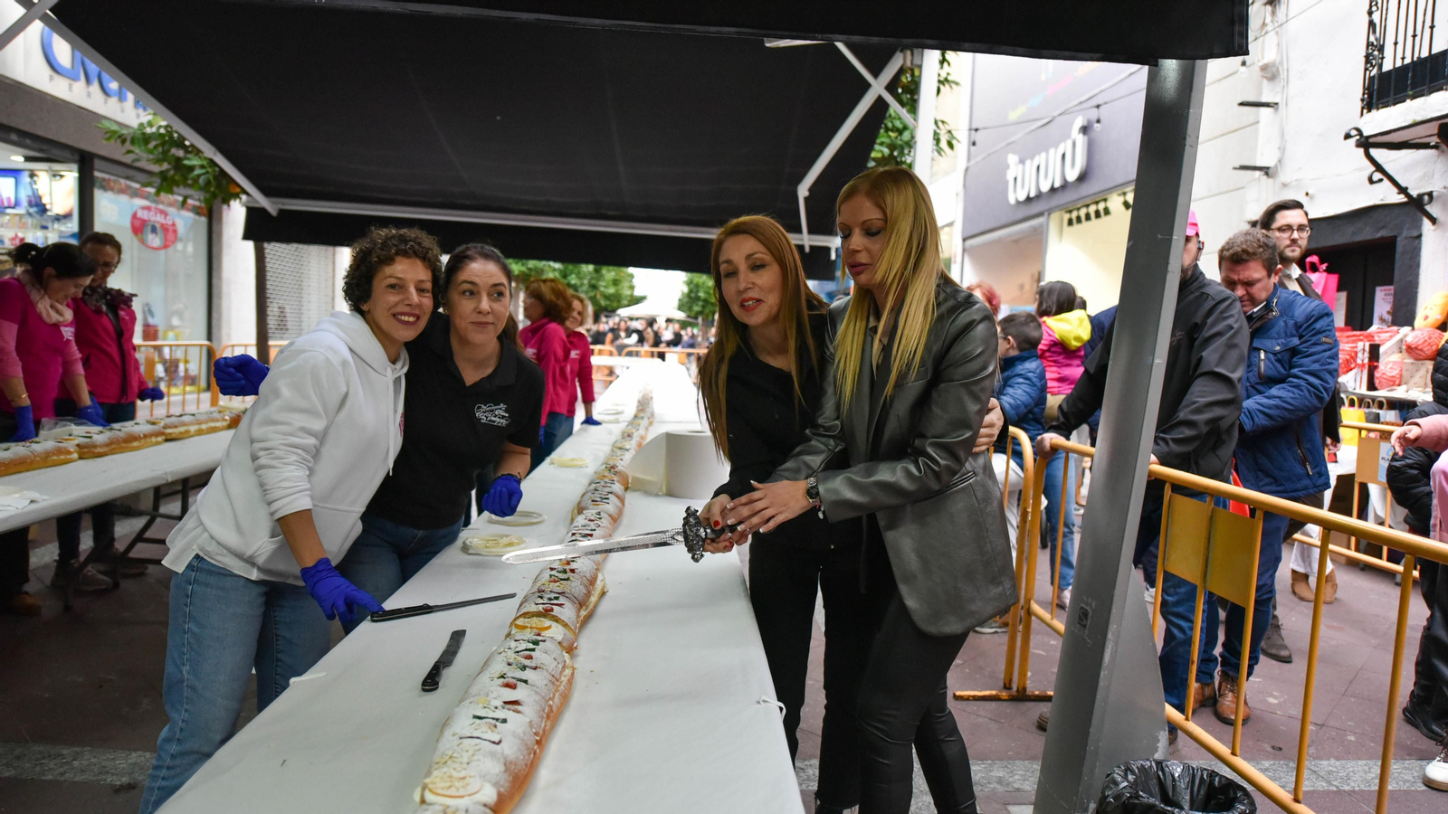 El III roscón de Reyes gigante solidario de Algeciras, en imágenes