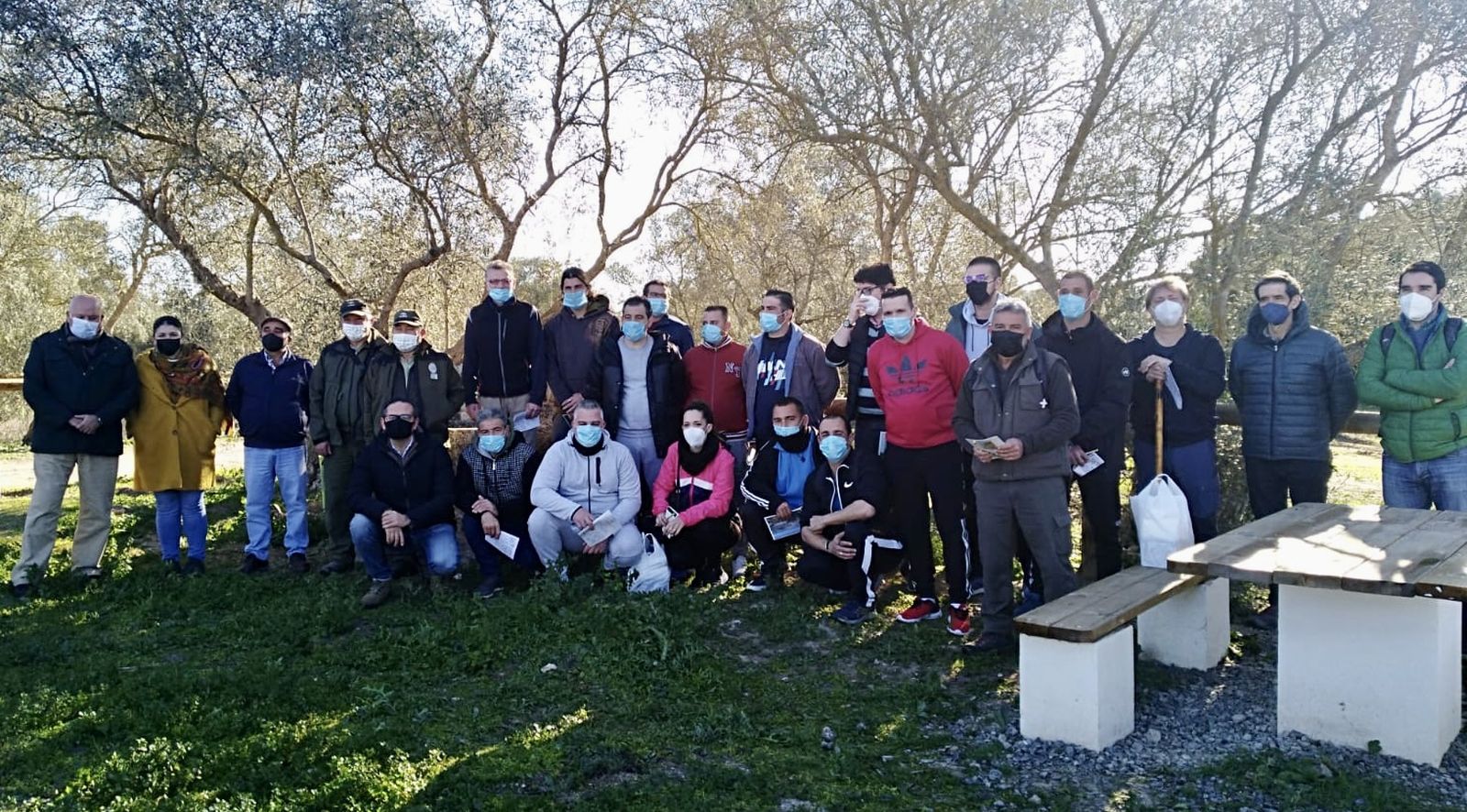 Foto de los visitantes en el área de descanso de la Reserva Natural Laguna Amarga.