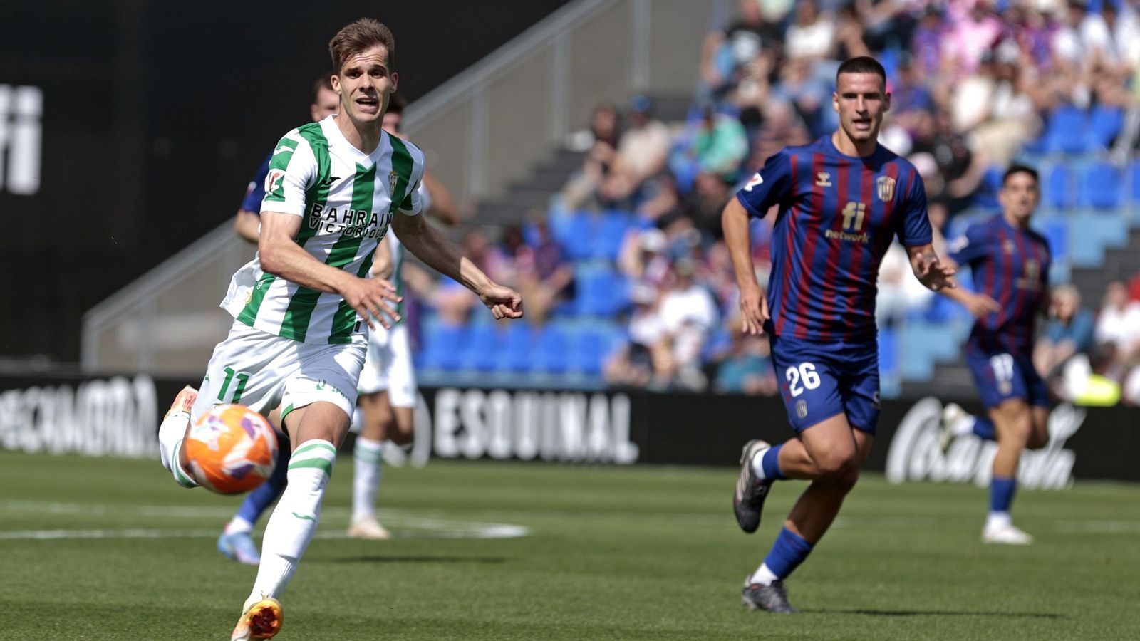 Ander Yoldi persigue la pelota en un momento del Eldense - Córdoba CF.